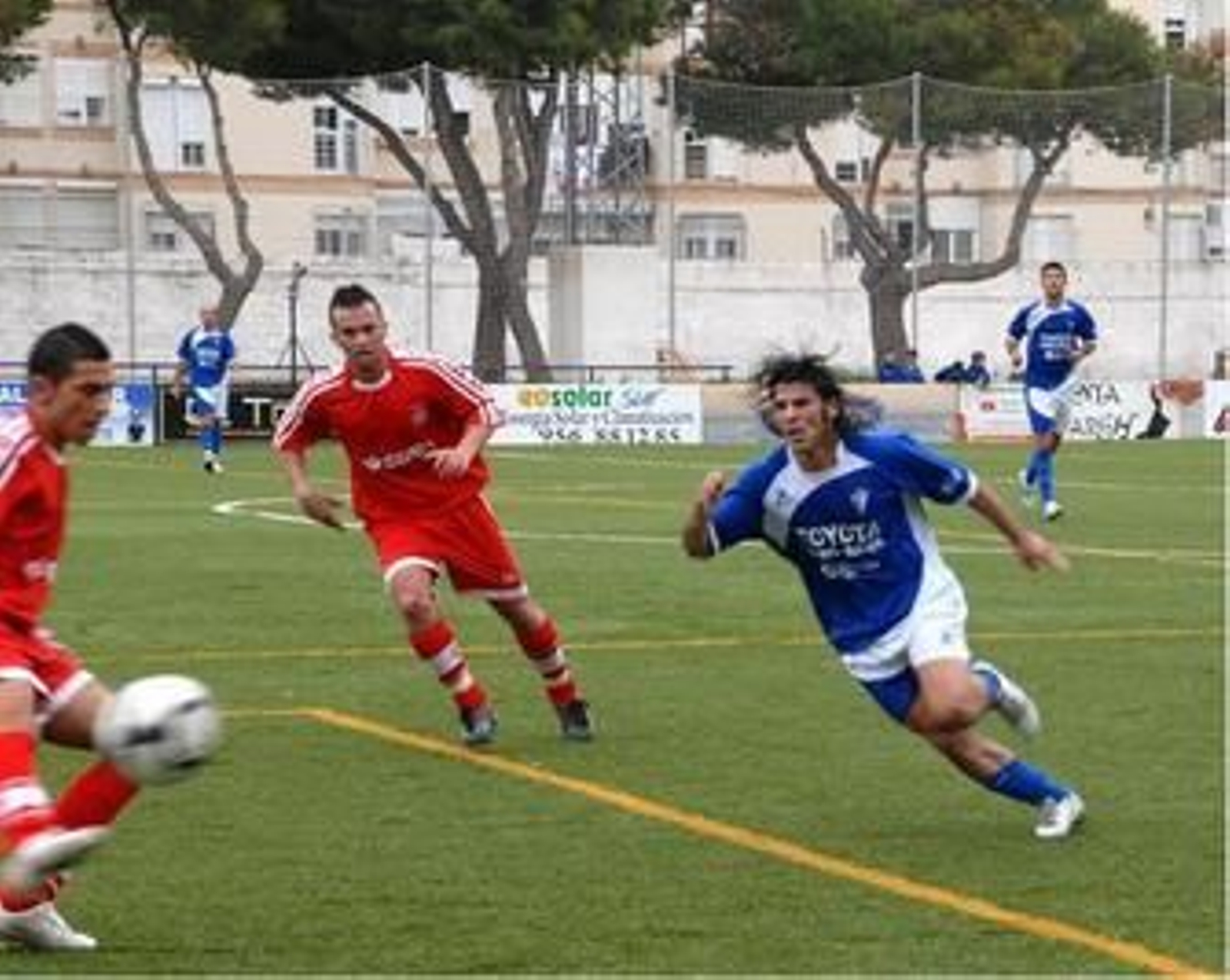 Sergio Beato presiona la salida del balón del jugador sanroqueño Armando.