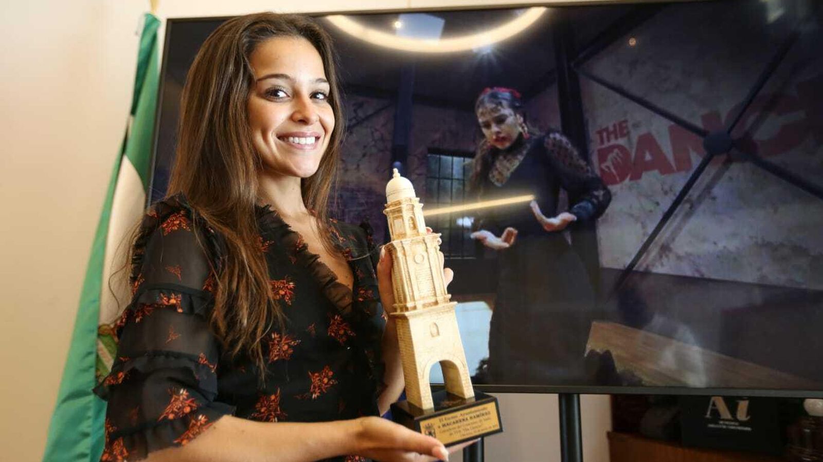 La bailaora chiclanera posa con el recuerdo que le ha entregado el alcalde en reconocimiento por su triunfo.