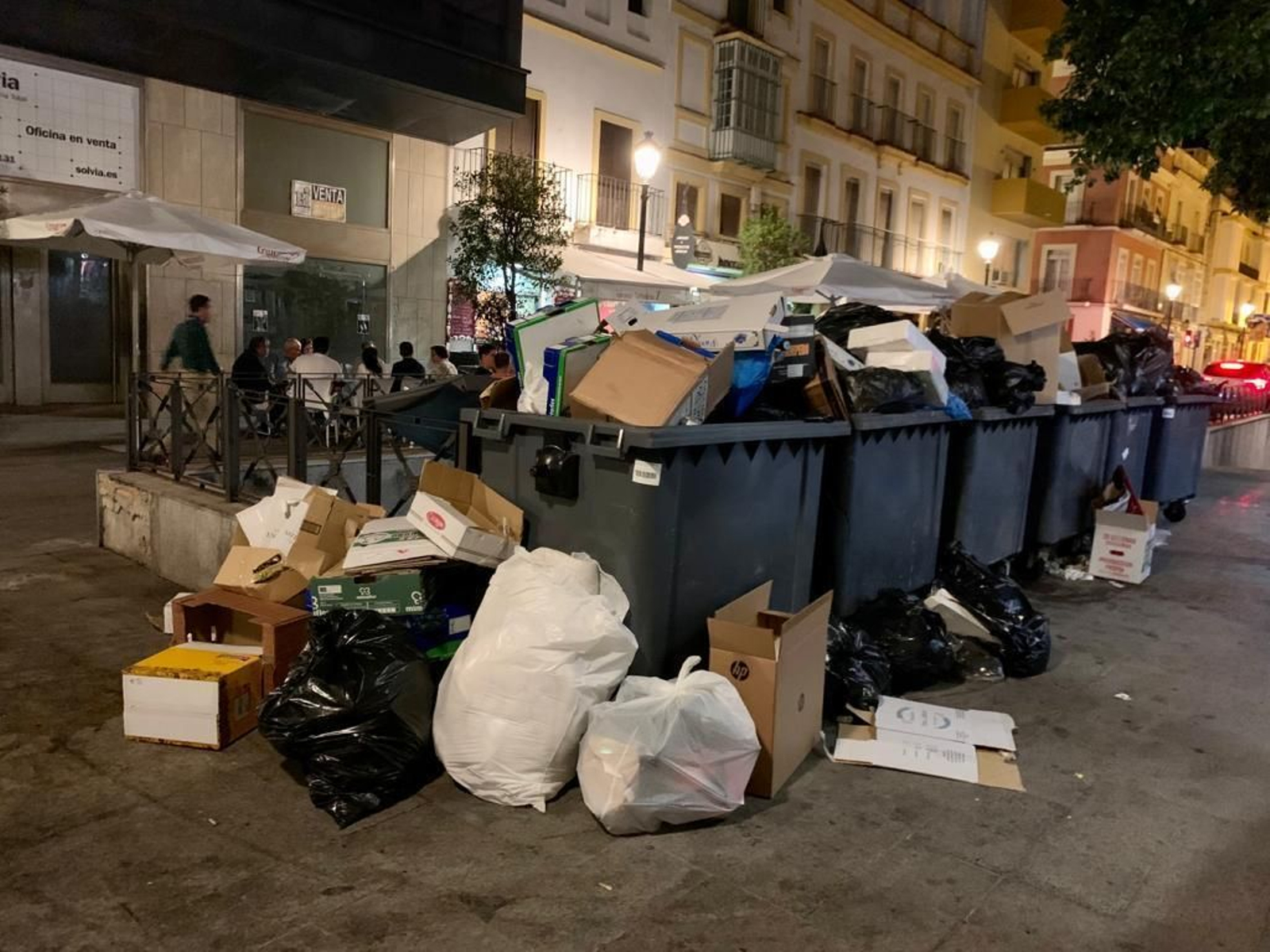 Imagen los desperdicios acumulados dentro y junto a los contenedores en la plaza del Arenal.