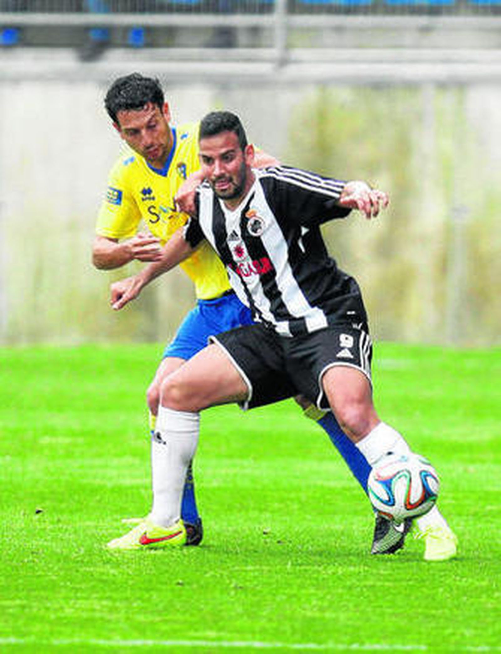 Canario, autor del segundo gol, controla el esférico, ayer en Carranza.