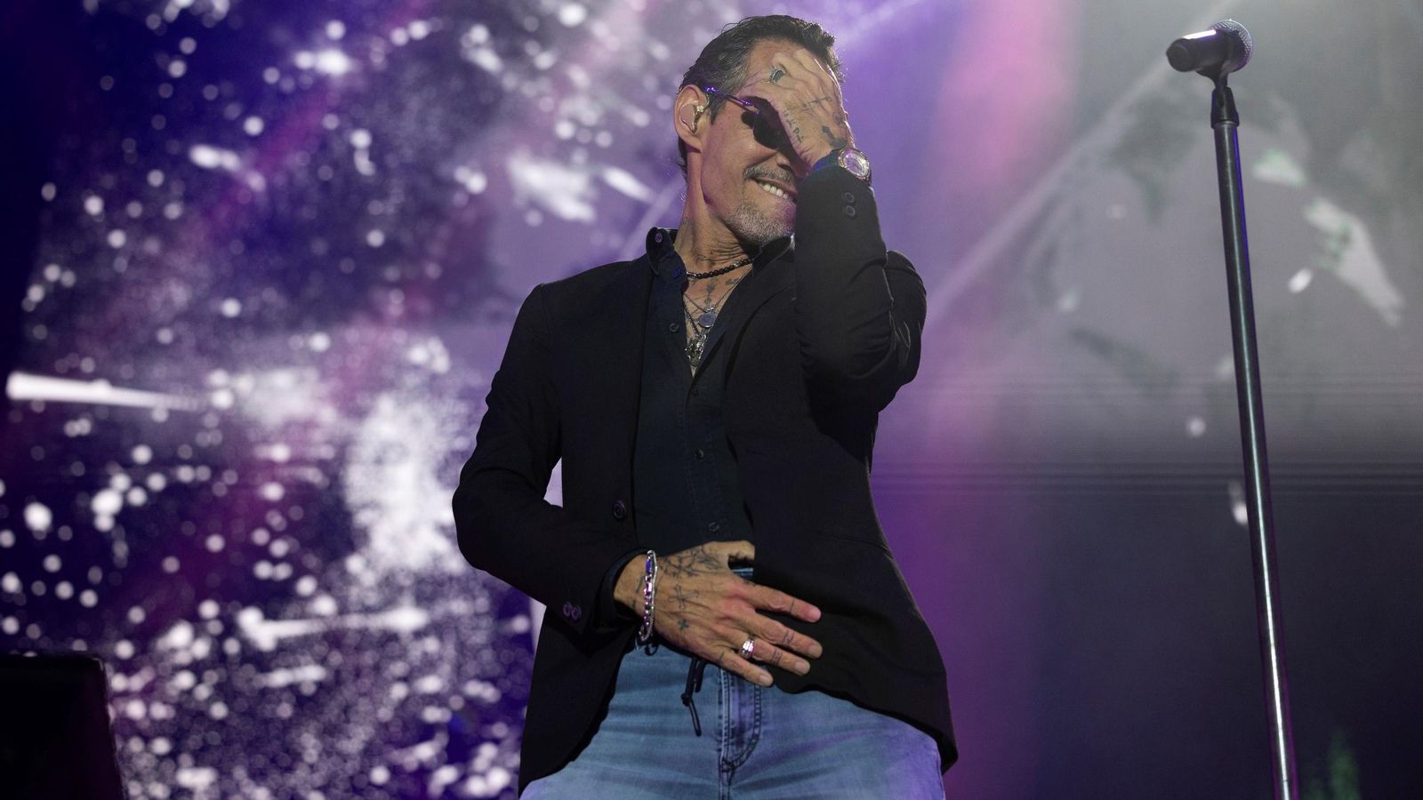 Marc Anthony baila en el Muelle Reina Victoria de Cádiz.