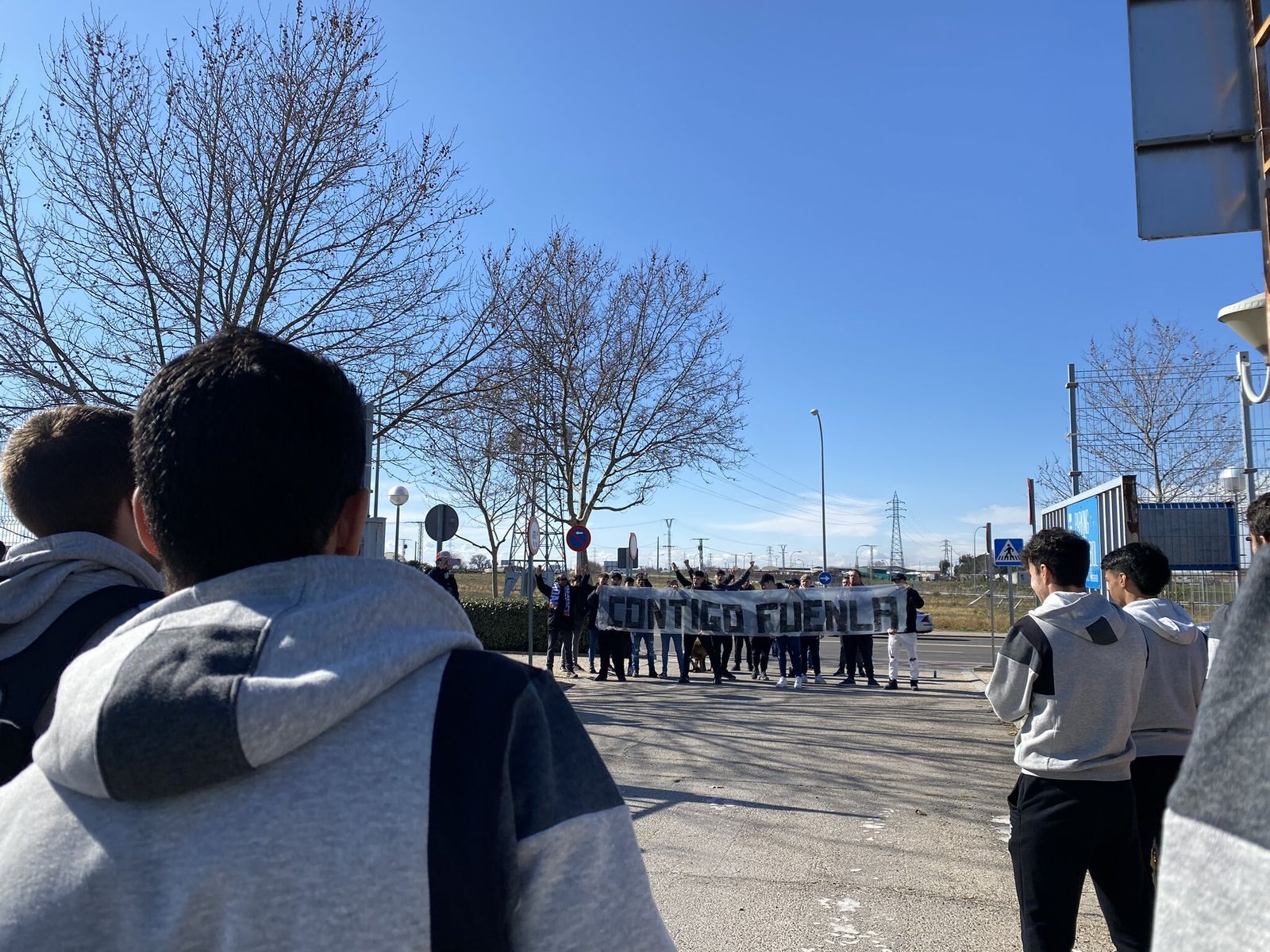 El Fuenlabrada, jaleado por unos aficionados antes de viajar a Algeciras.