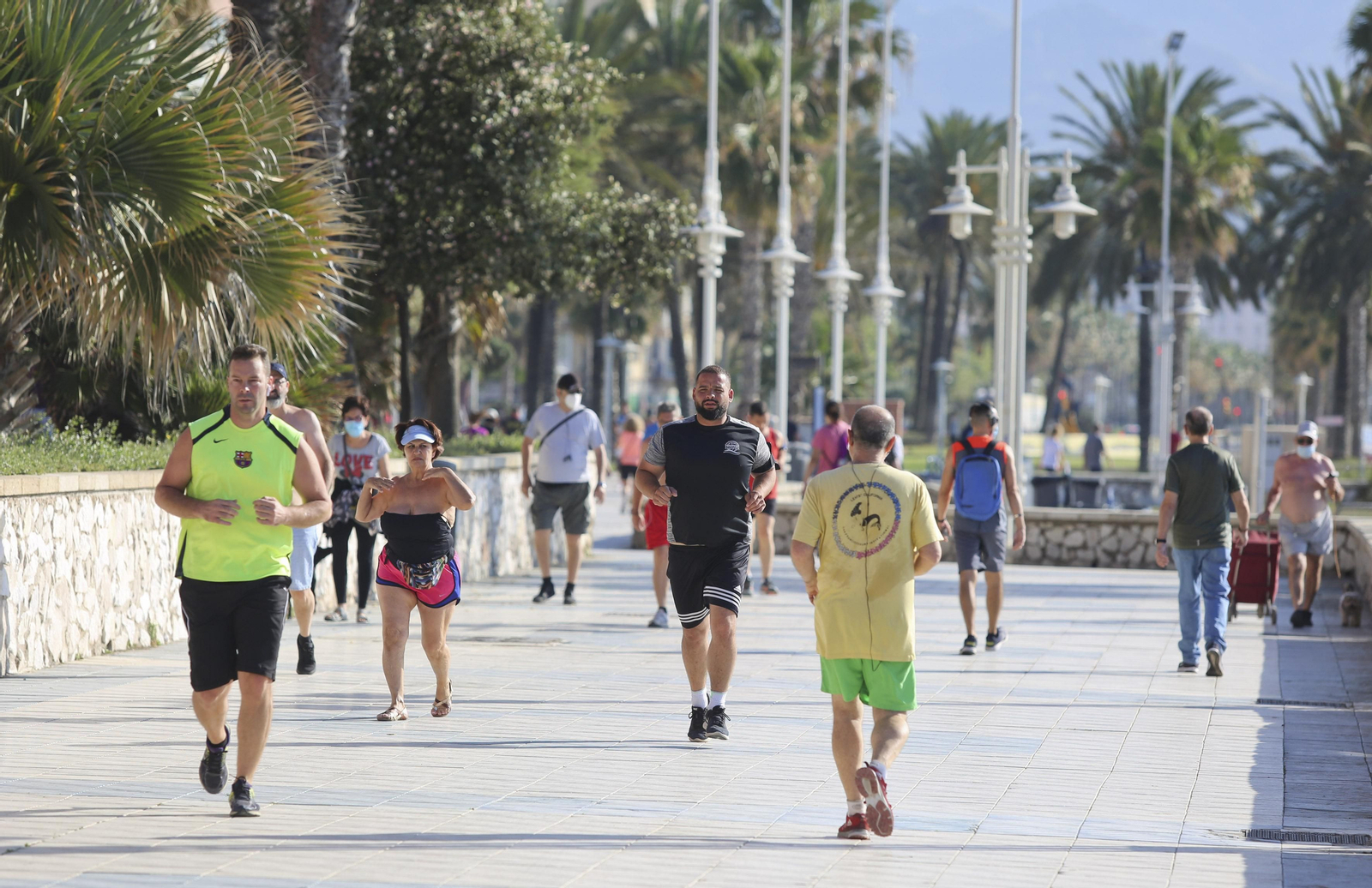 Varias personas hacen deporte en el paseo marítimo de poniente.