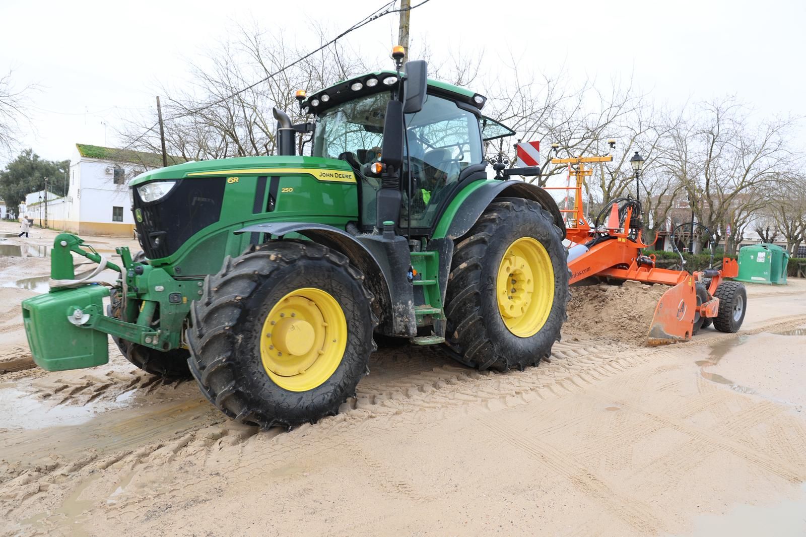 El Rocío tras la inundación de este sábado por la borrasca Marta: fotografías de las calles anegadas en la aldea