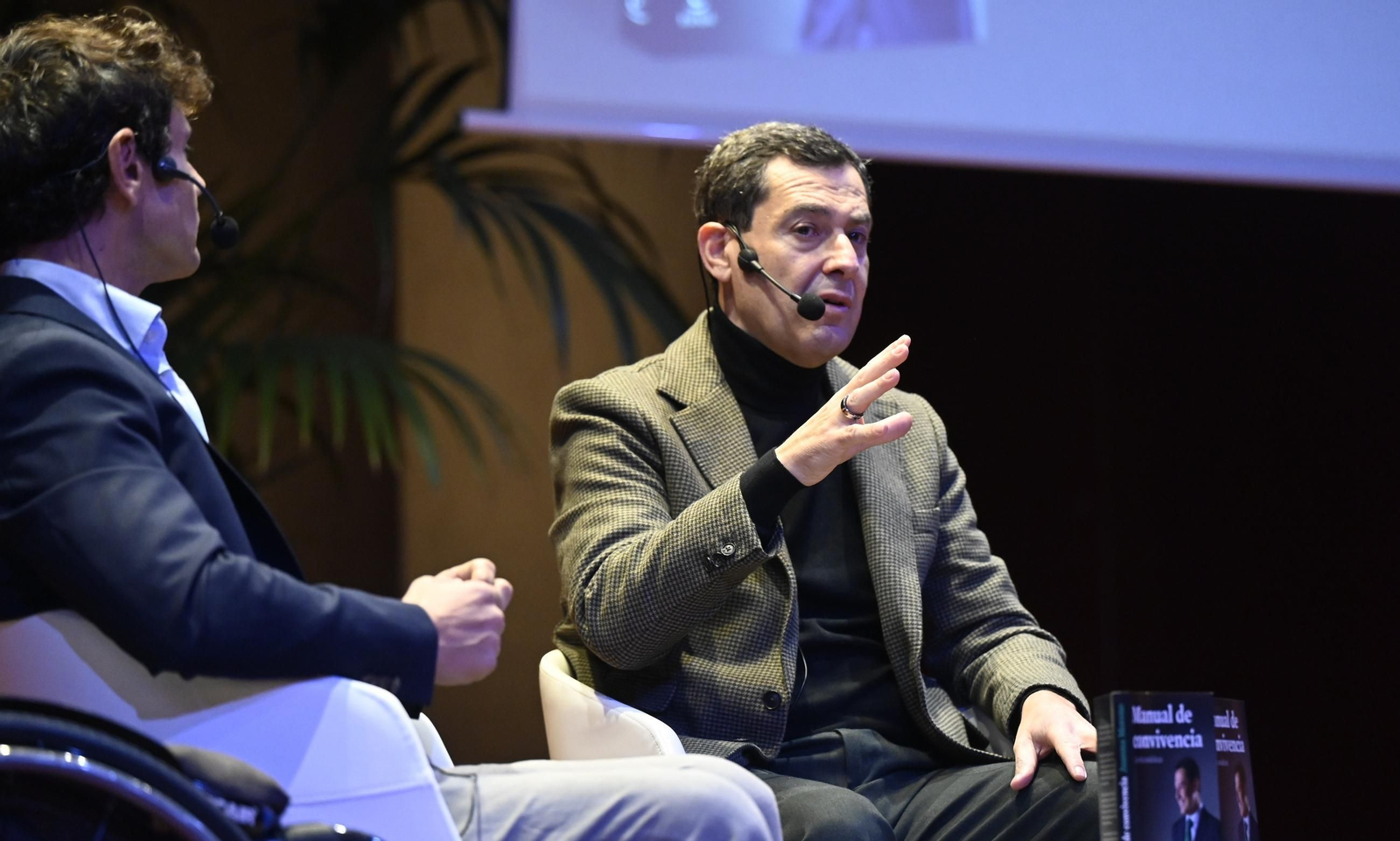 Juanma Moreno presenta en Córdoba su libro 'Manual de convivencia', en imágenes