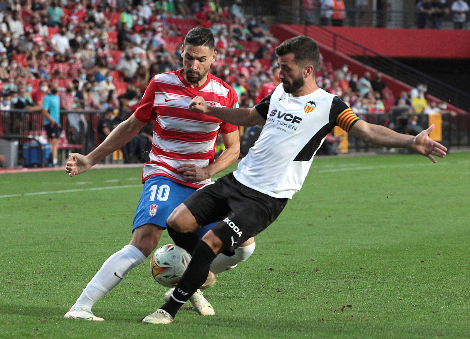 Antonio Puertas ante Gayá en la última visita del Valencia a Los Cármenes.