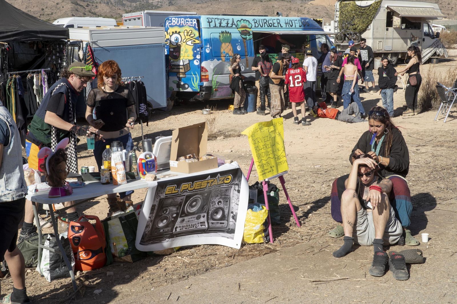 Jóvenes en la rave ilegal de Murcia
