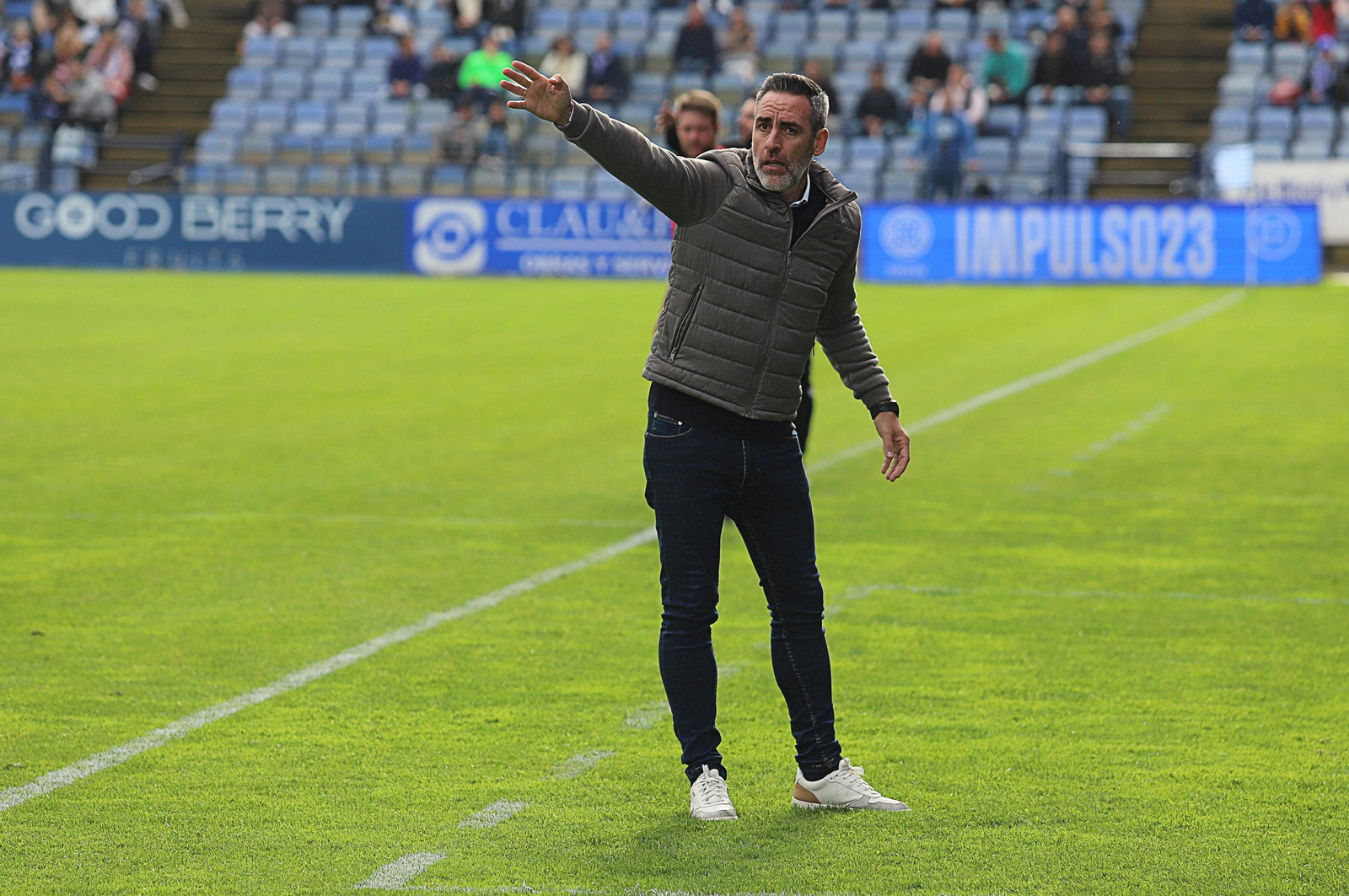Abel Gómez en la banda del Nuevo Colombino.