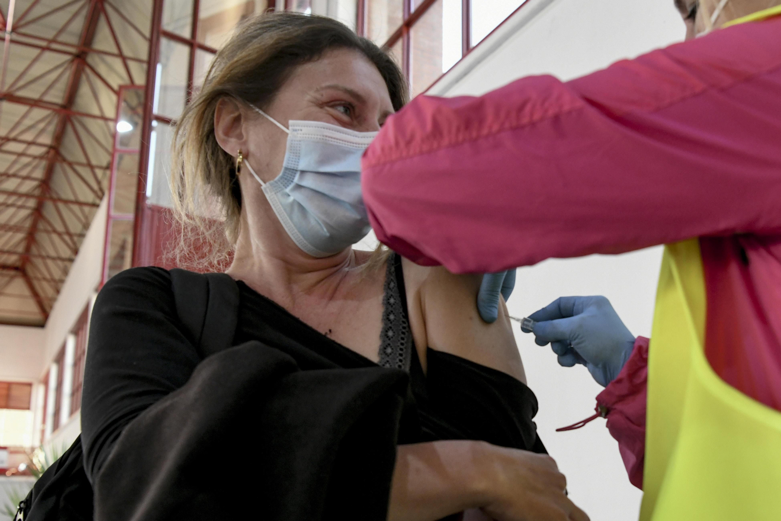 Fotos de la segunda jornada de vacunación masiva en Granada