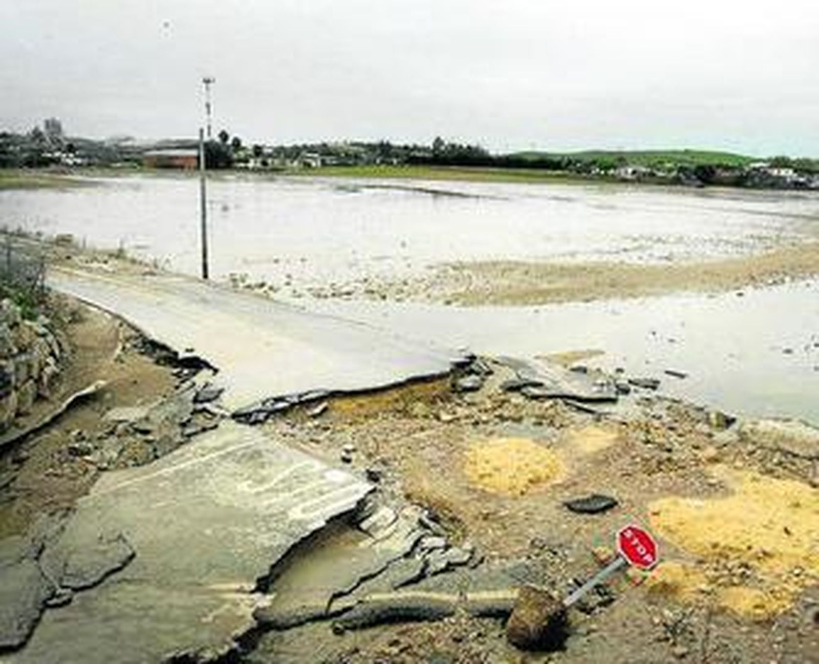Aspecto que presentaba ayer la carretera de Las Pachecas.