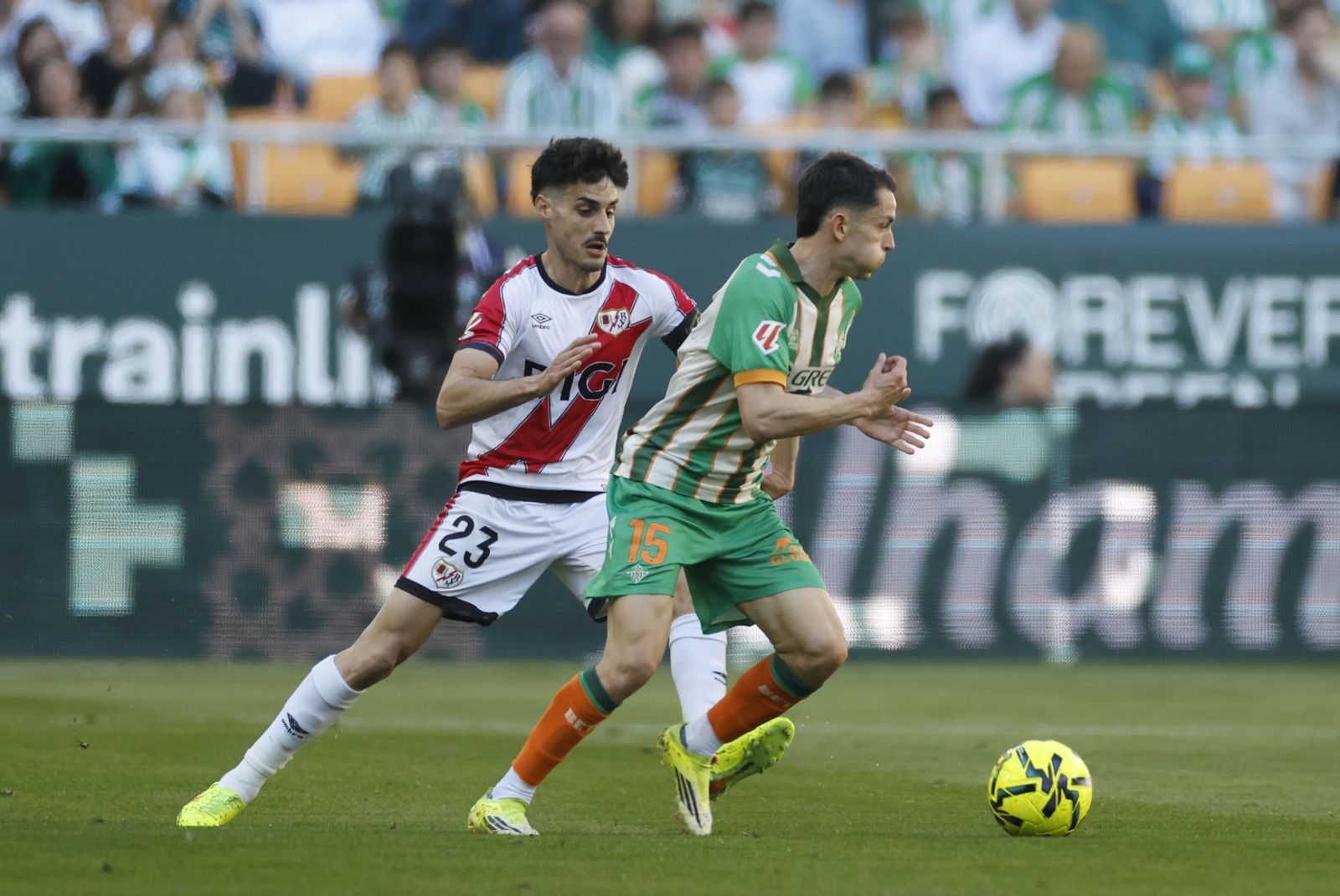 Fidalgo conduce el balón ante la presión de Óscar Valentín.