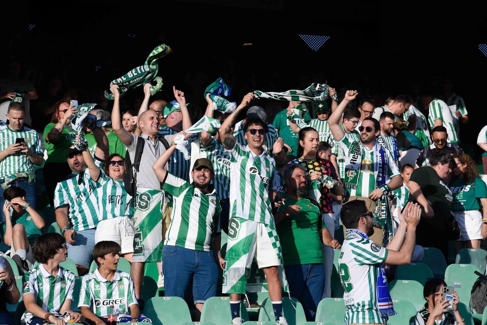 Las fotos de la afición del Betis en el Villamarín