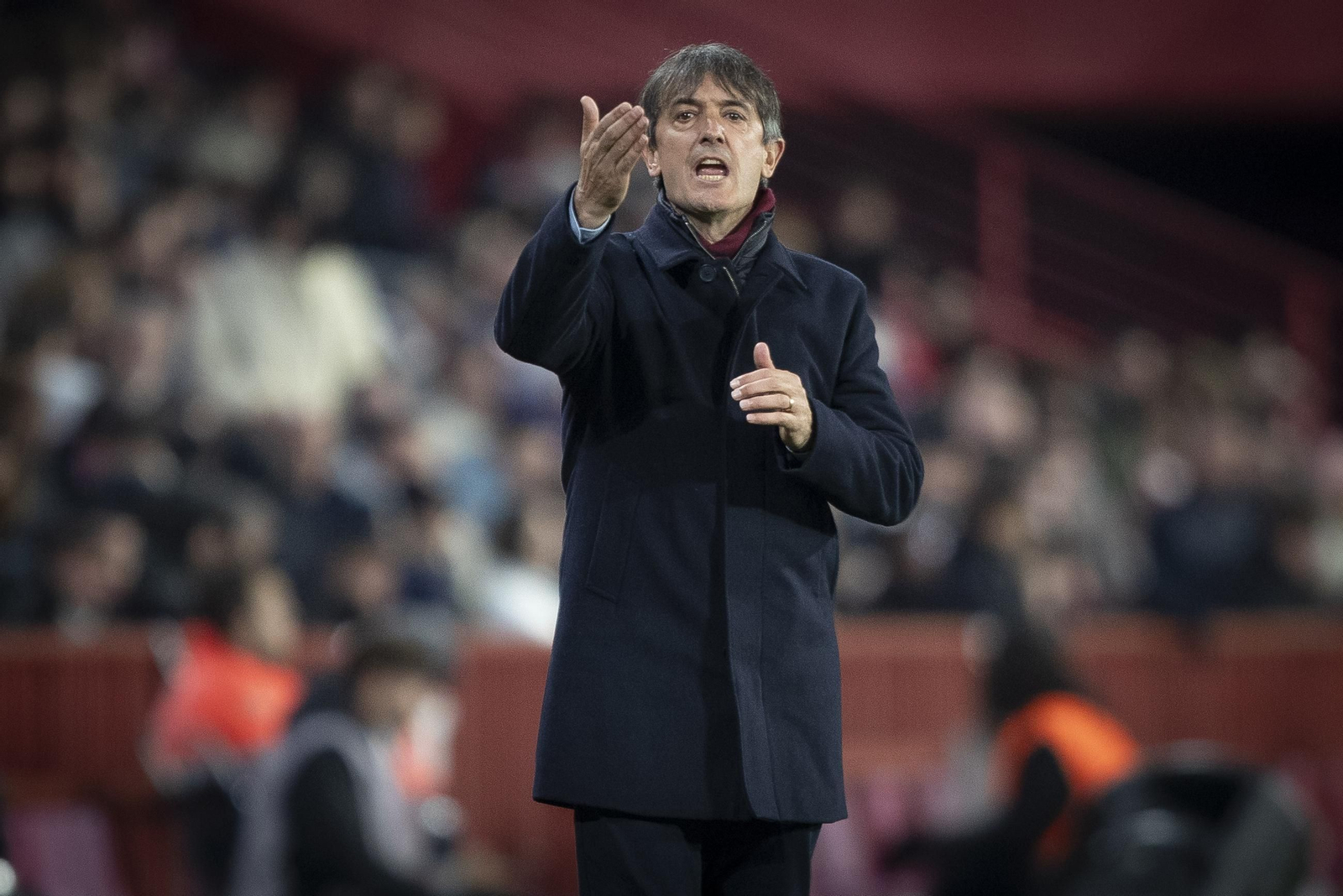 Pacheta dando órdenes en Los Cármenes.