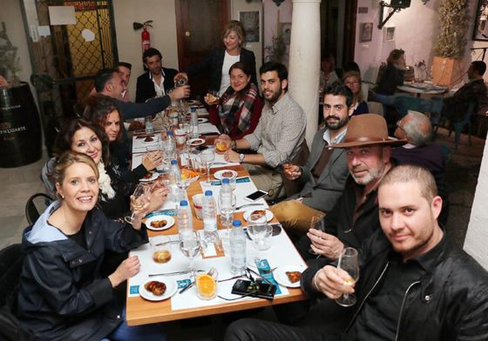 doble de cepa diseña su ron con la opinión de clientes. Doble de Cepa, una de las tabernas de moda la zona de Judería, ha convocado una selección de sus clientes para diseñar su propia marca de ron contando con la opinión en ellos en el desarrollo de una cata dirigida.

Foto: Rafael A. Butelo