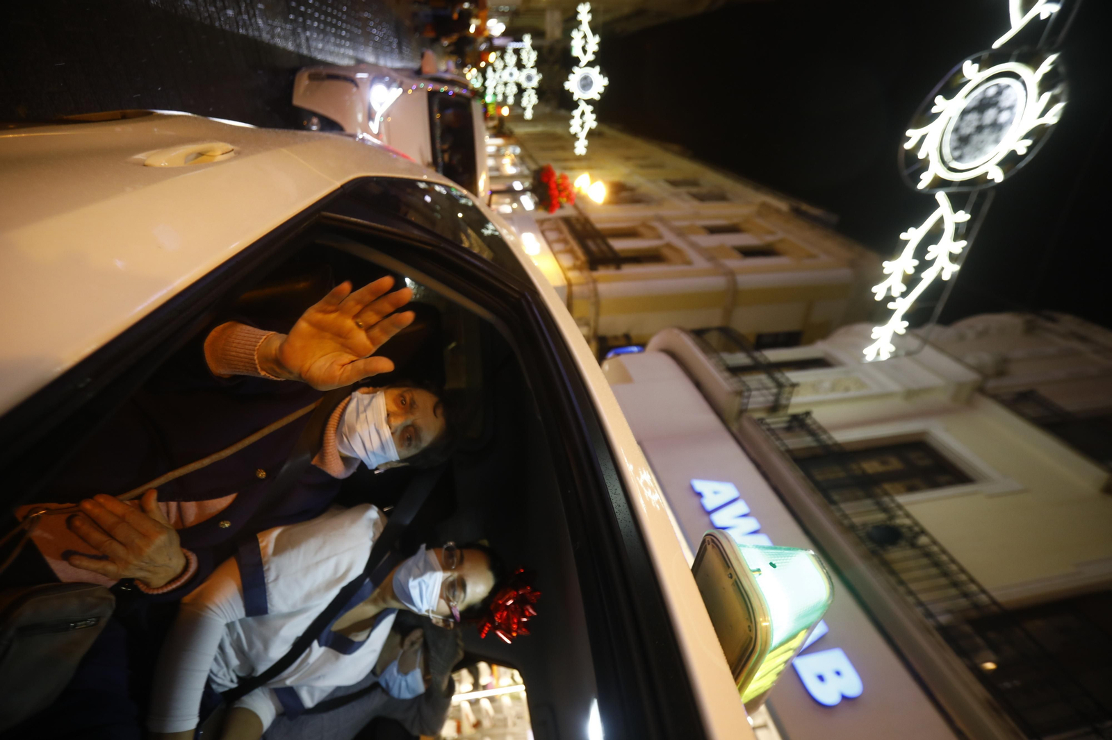 Las imágenes del Paseo de la Ilusión en taxi por Córdoba para mostrar las luces de Navidad a los mayores Las imágenes del Paseo de la Ilusión en taxi por Córdoba para mostrar las luces de Navidad a los mayores