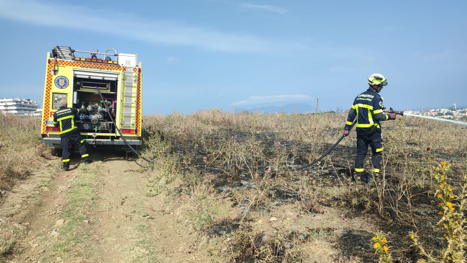 Los bomberos trabajan en la zona afectada por el incendio.