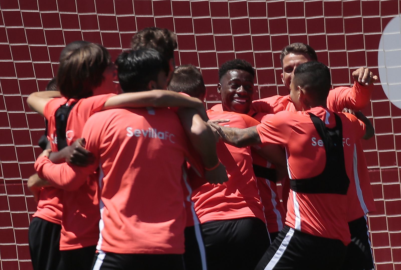 Risas y bromas entre los jugadores del Sevilla en un entrenamiento.