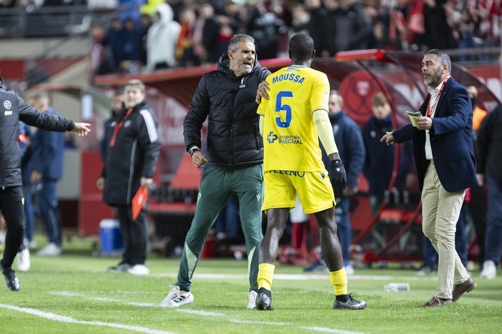 Garitano da una palmada en la espalda a Moussa al abandona el campo tras ser expulsado.