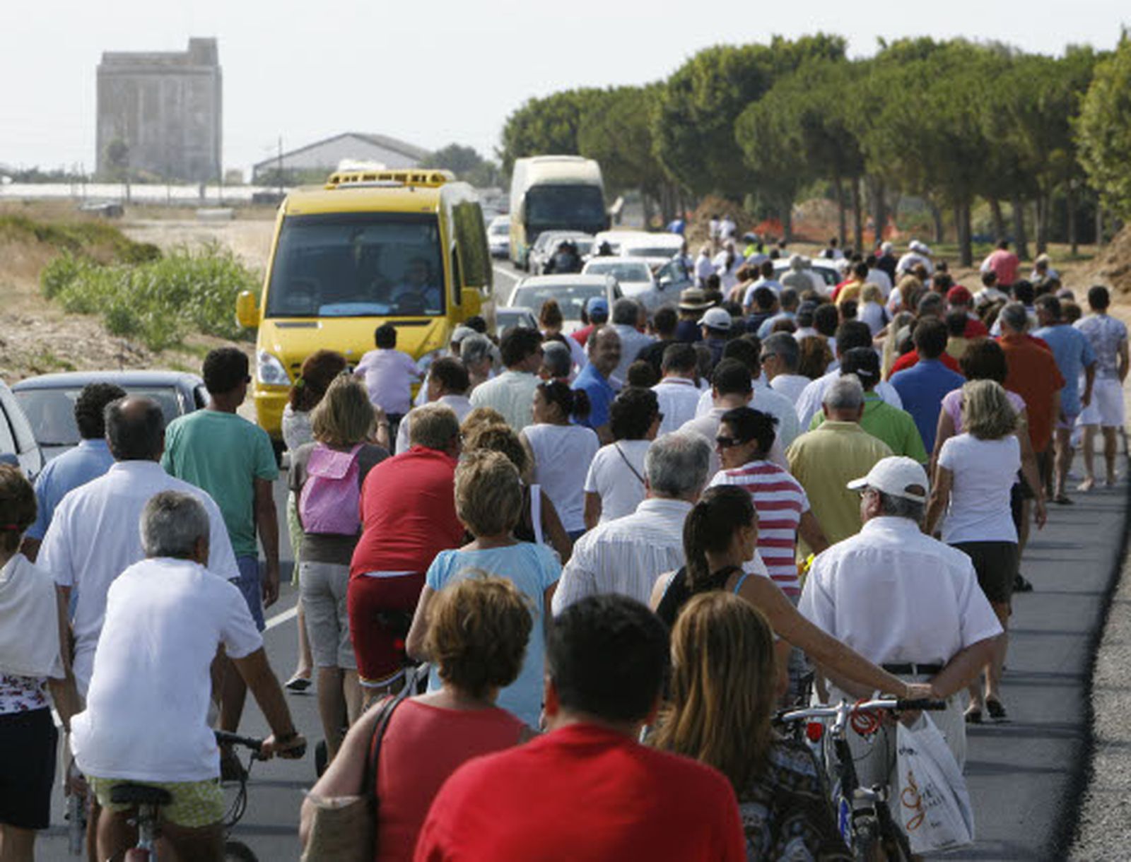 Vecinos y turistas cortan la carretera de Rota por falta de agua en Costa Ballena