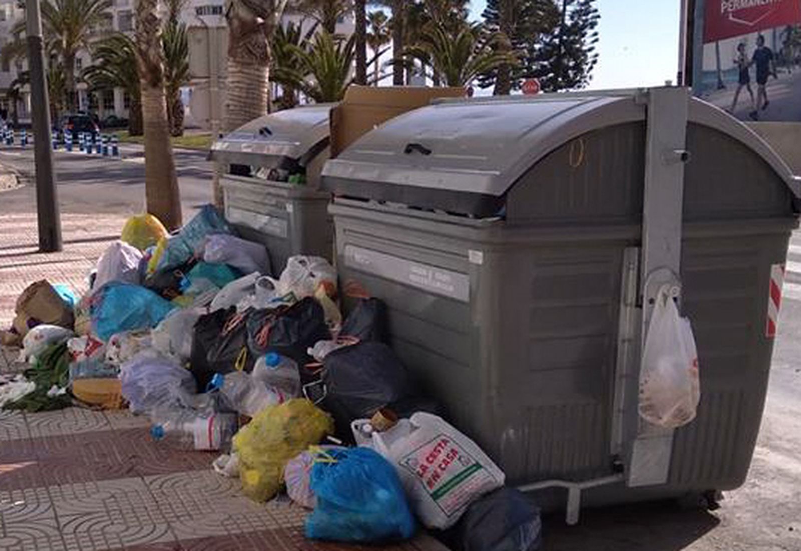 Contenedores repletos de basura en Roquetas