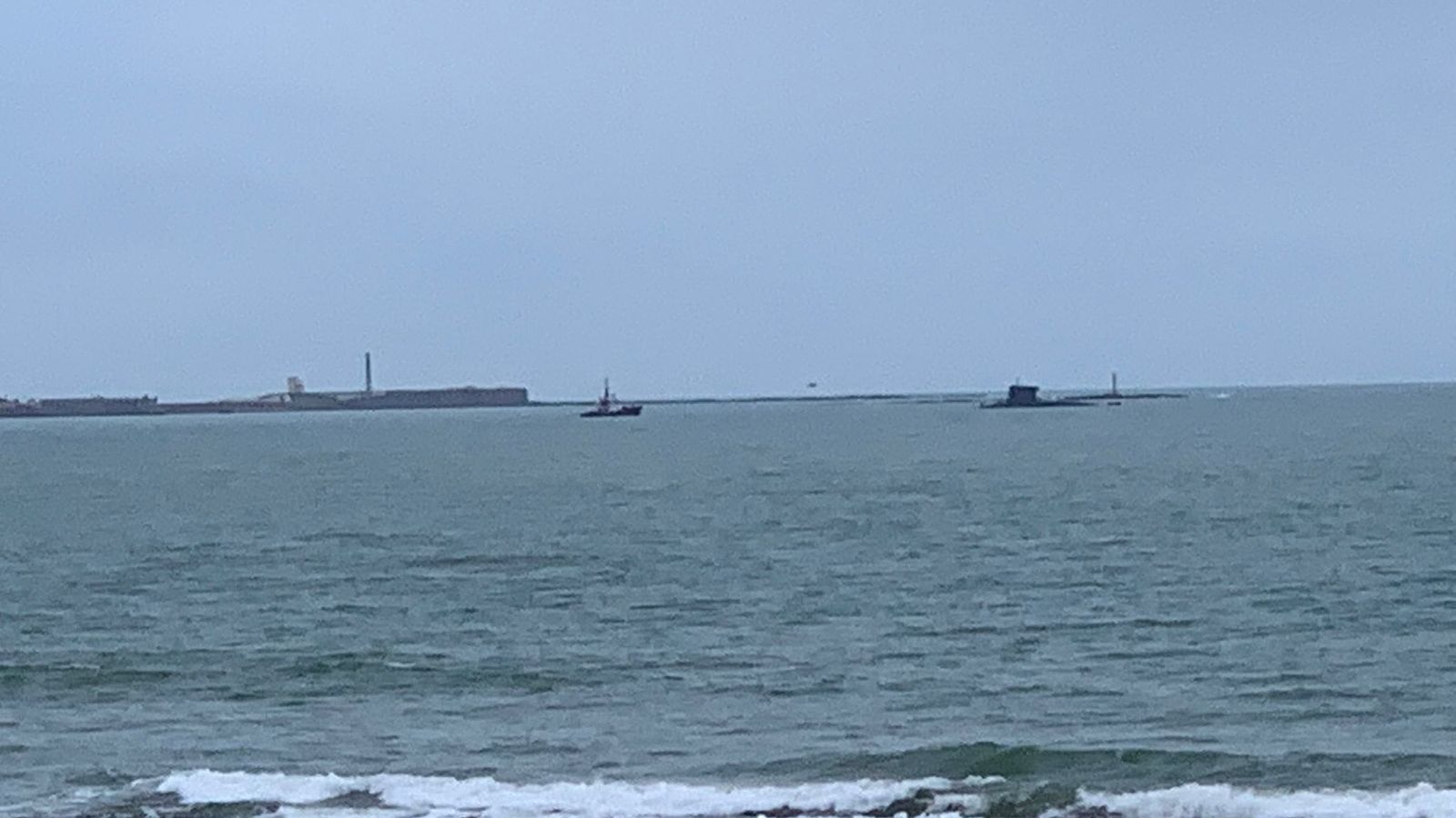 Imagen del submarino por La Caleta esta mañana.