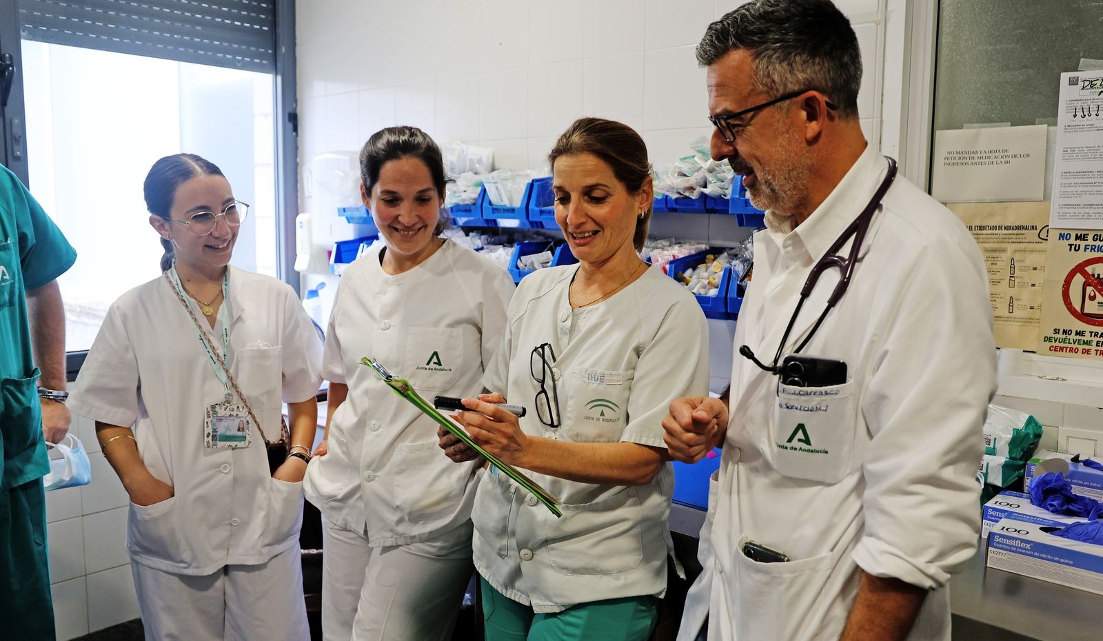 Un grupo de especialistas de Medicina Interna conversa en una de las salas del hospital Juan Ramón Jiménez.