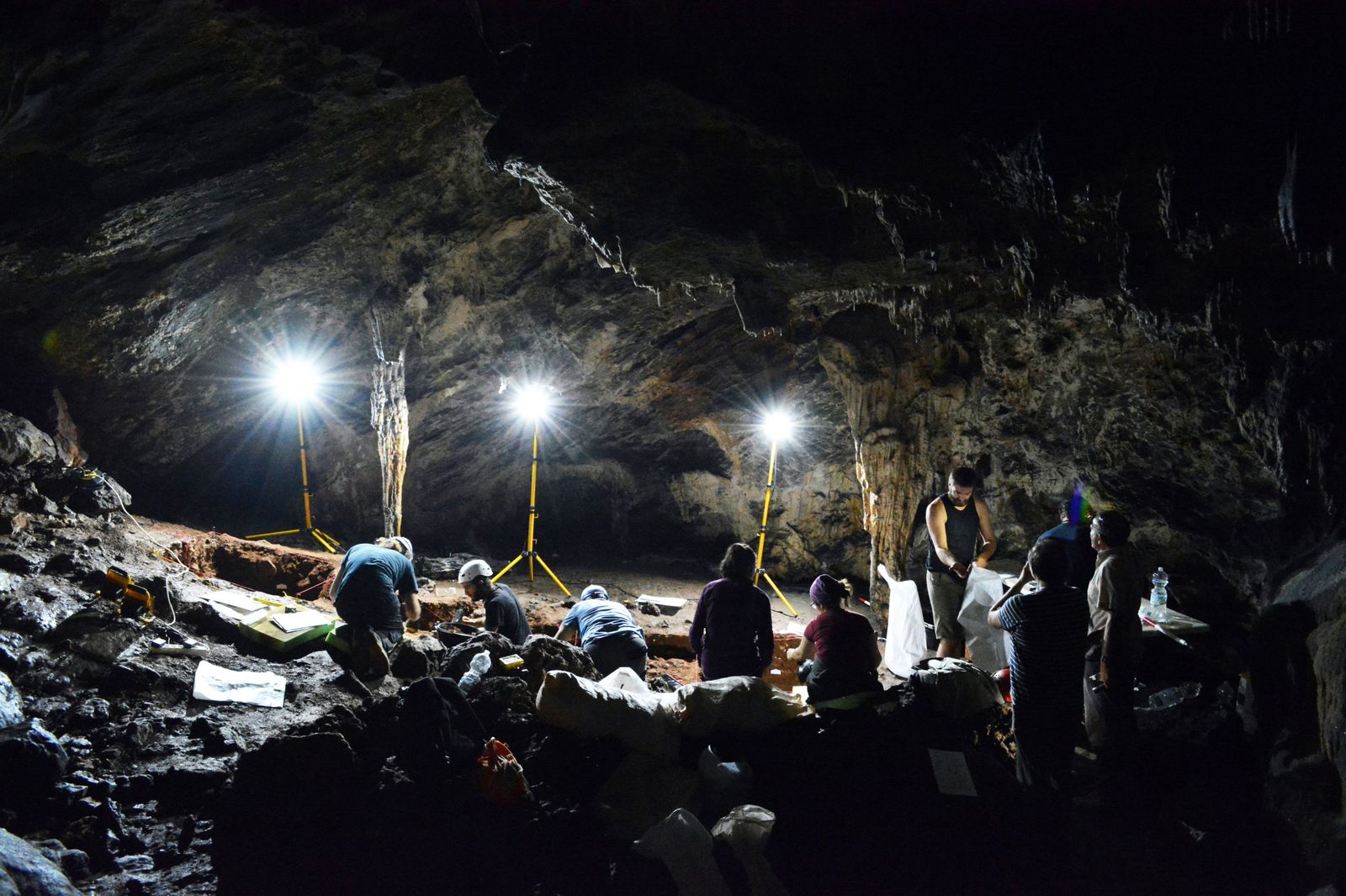 Investigadores de la UCA en la Cueva de Ardales