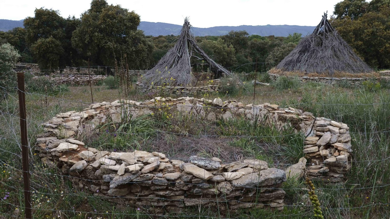 Zona de viviendas situadas dentro del recinto amurallado que las protege del exterior.