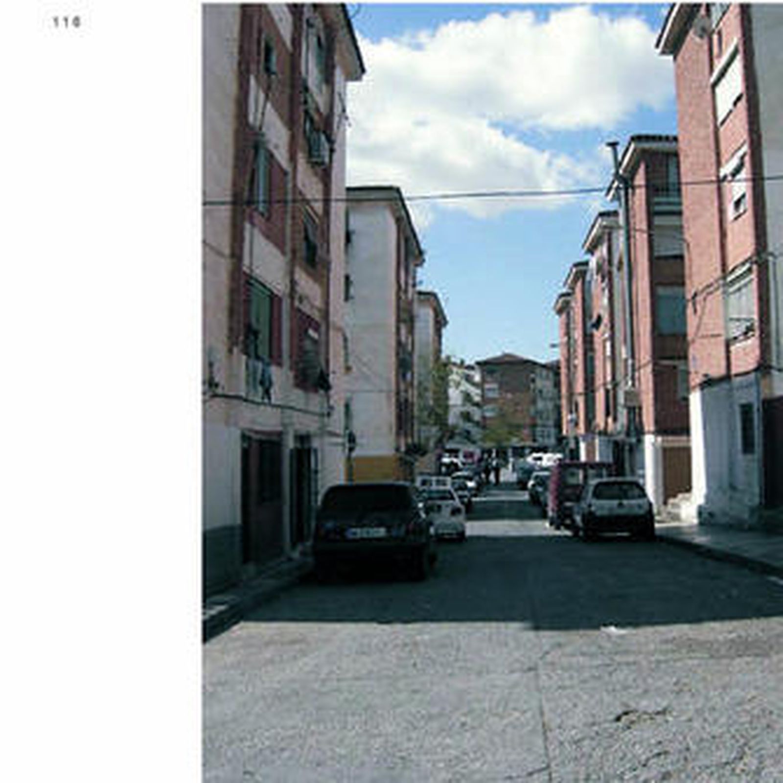 Imagen del antes y el después del bulevar Mª Ángeles Arroyo, hoy abierto al tráfico y peatonalizado en un posible futuro a propuesta de los vecinos.