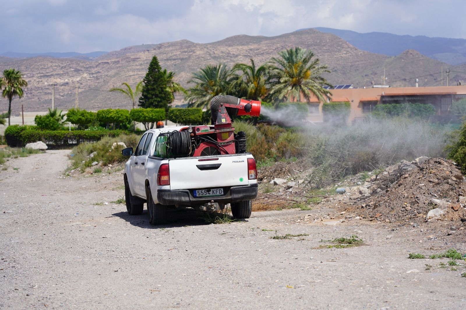 Un vehículo de fumigación trabaja en distintos núcleos urbanos del municipio.