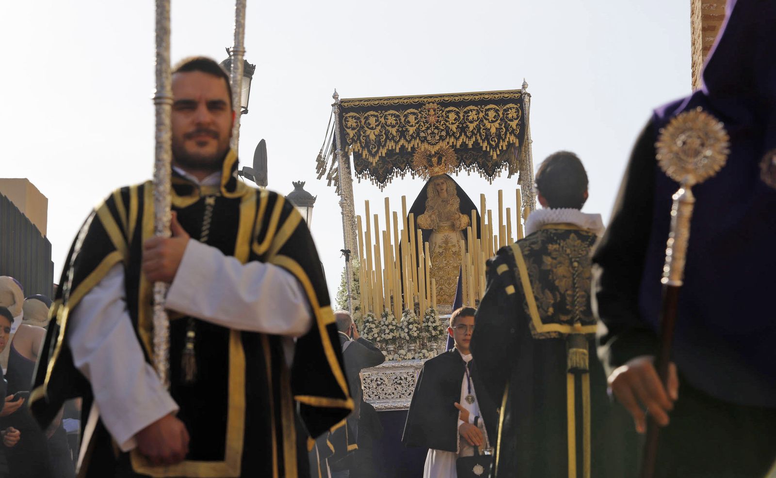 La Hermandad del Descendimiento en su recorrido por las calles de Huelva el Viernes Santo