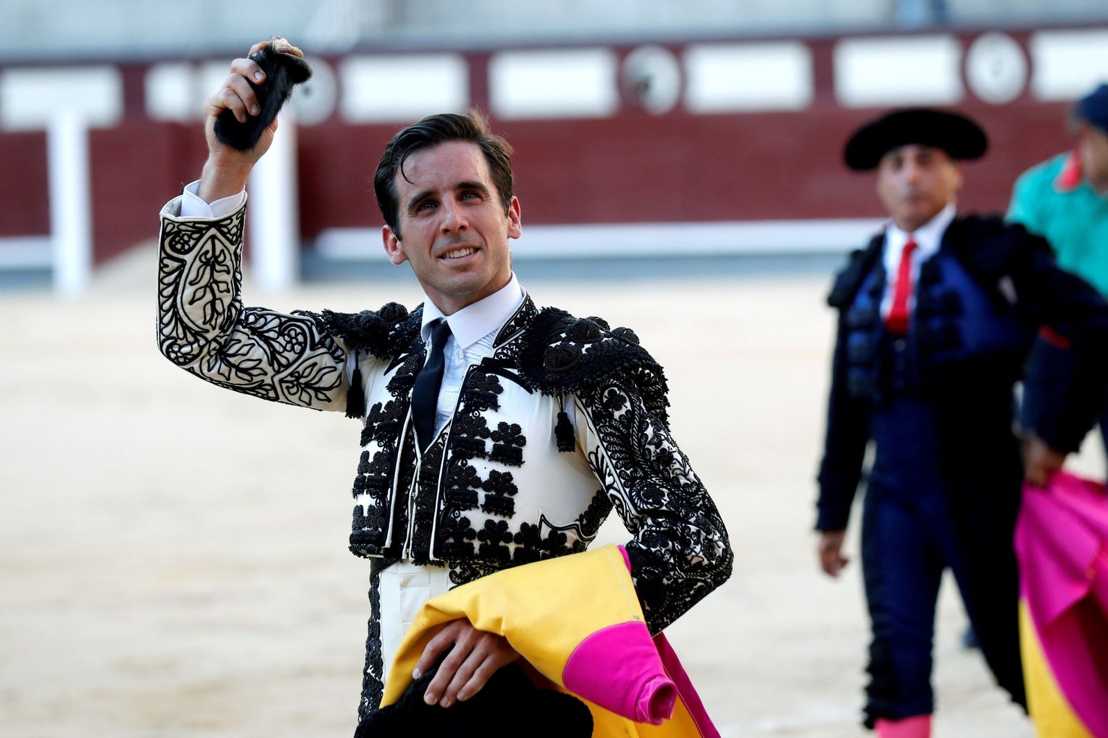 Juan Ortega, que brilló al natural,  ganó la única oreja del festejo en Las Ventas.