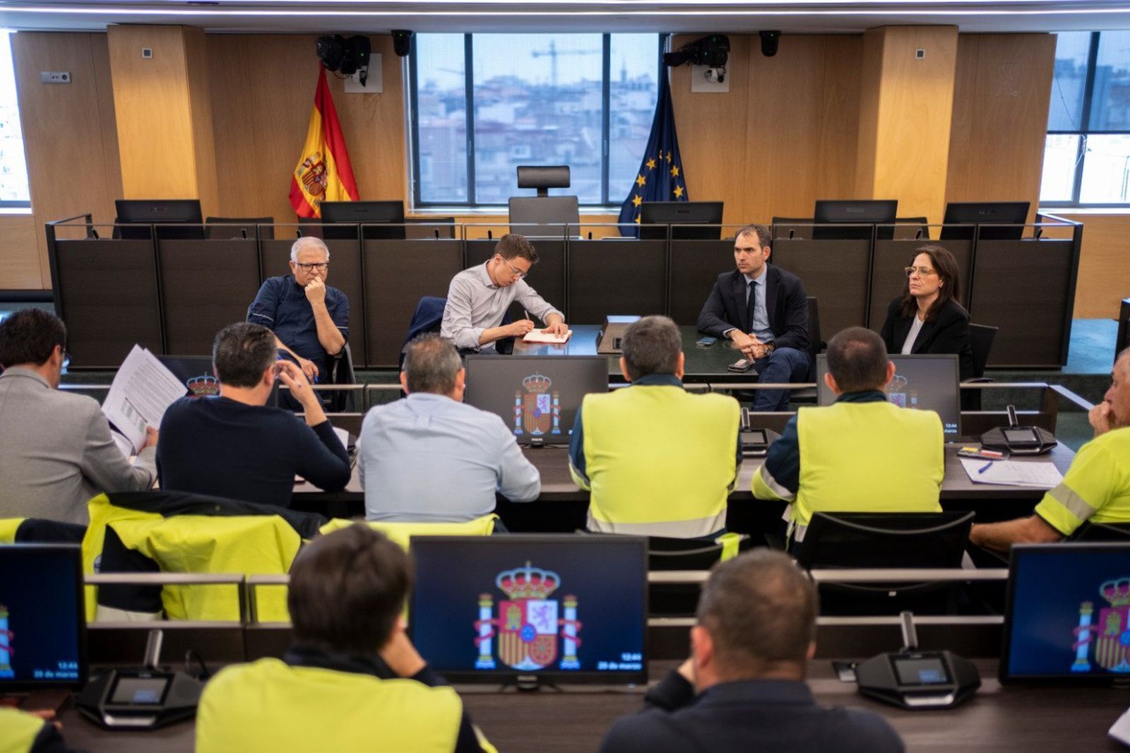 Las fotos de los trabajadores de Acerinox con la ministra de Trabajo, Yolanda Díaz