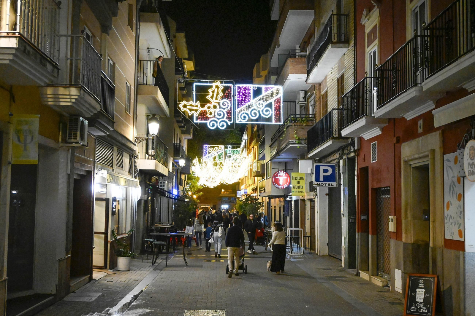 Imágenes de la nevada y alumbrado navideño en Huelva