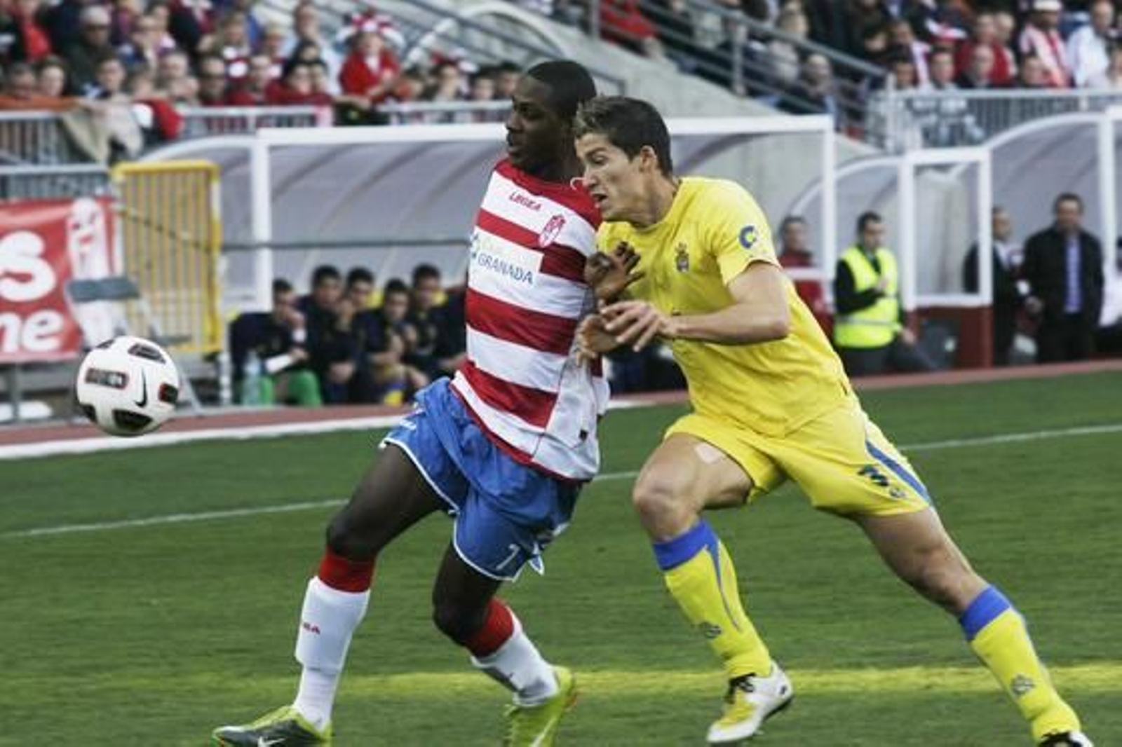 El Granada gana en casa a Las Palmas pese a jugar con diez toda la segunda parte. / Miguel Rodríguez