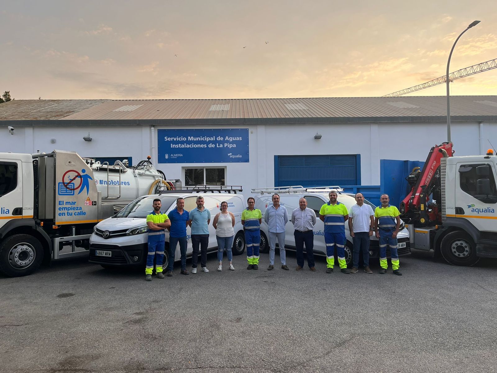 El concejal y trabajadores de Aqualia con los nuevos vehículos 100% eléctricos