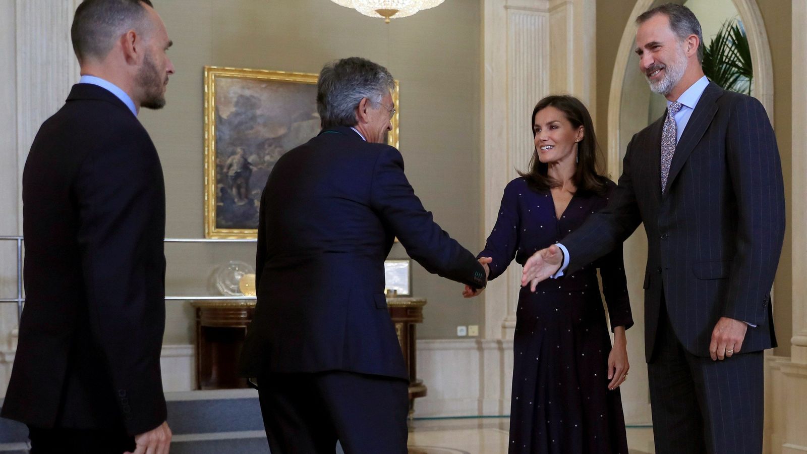 Don Felipe y Doña Letizia saludan a los directivos de la Academia de la Televisión en Zarzuela.