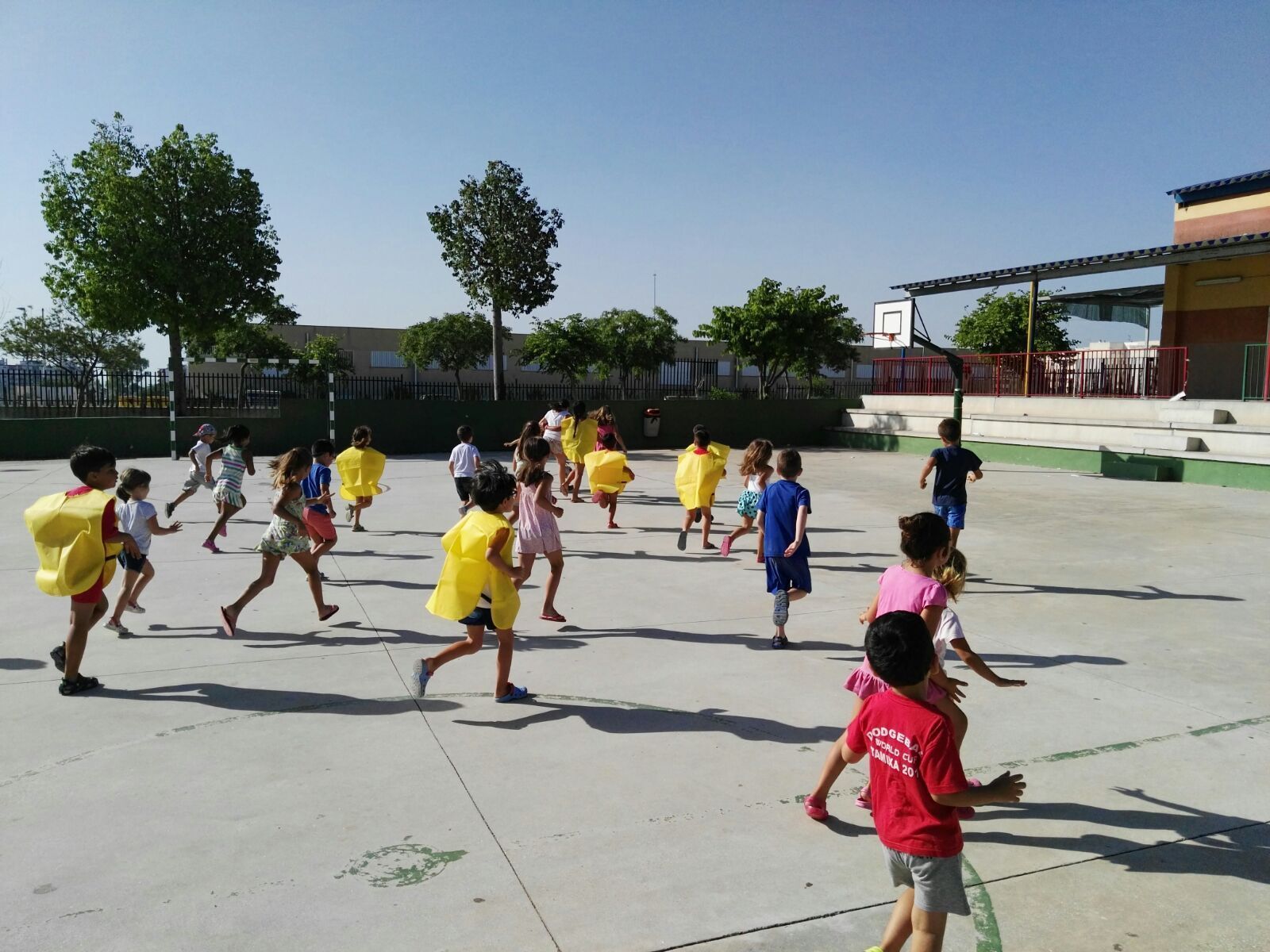 Niños juegan durante un campamento.
