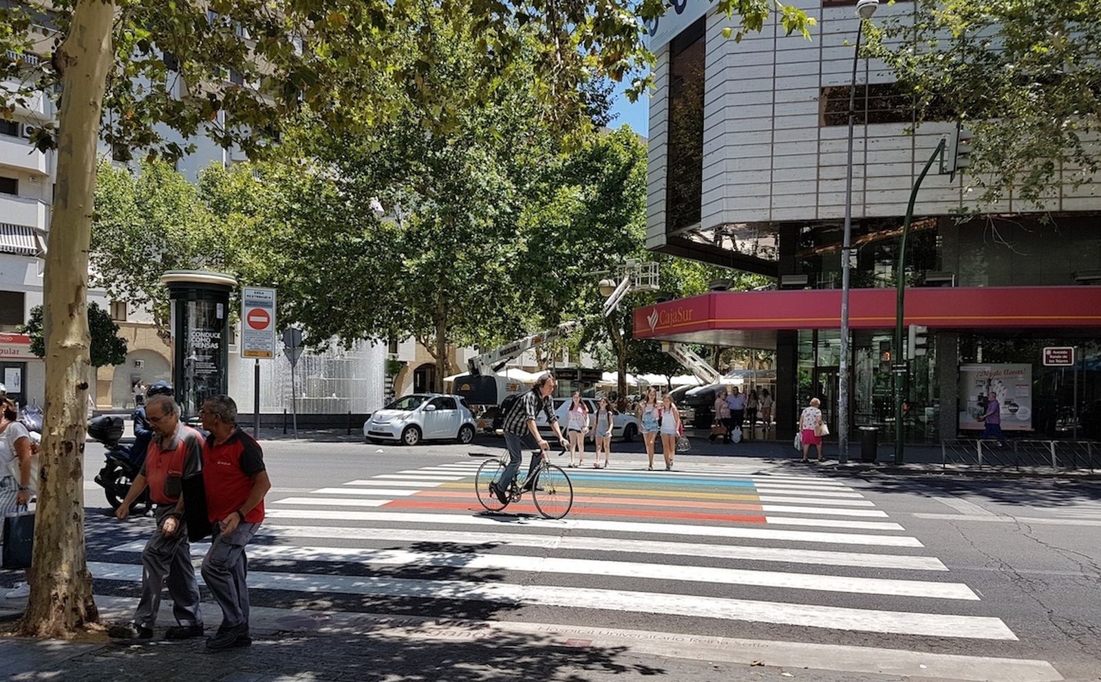 Paso de peatones de Ronda de los Tejares pintado con los colores de la bandera del arcoíris.