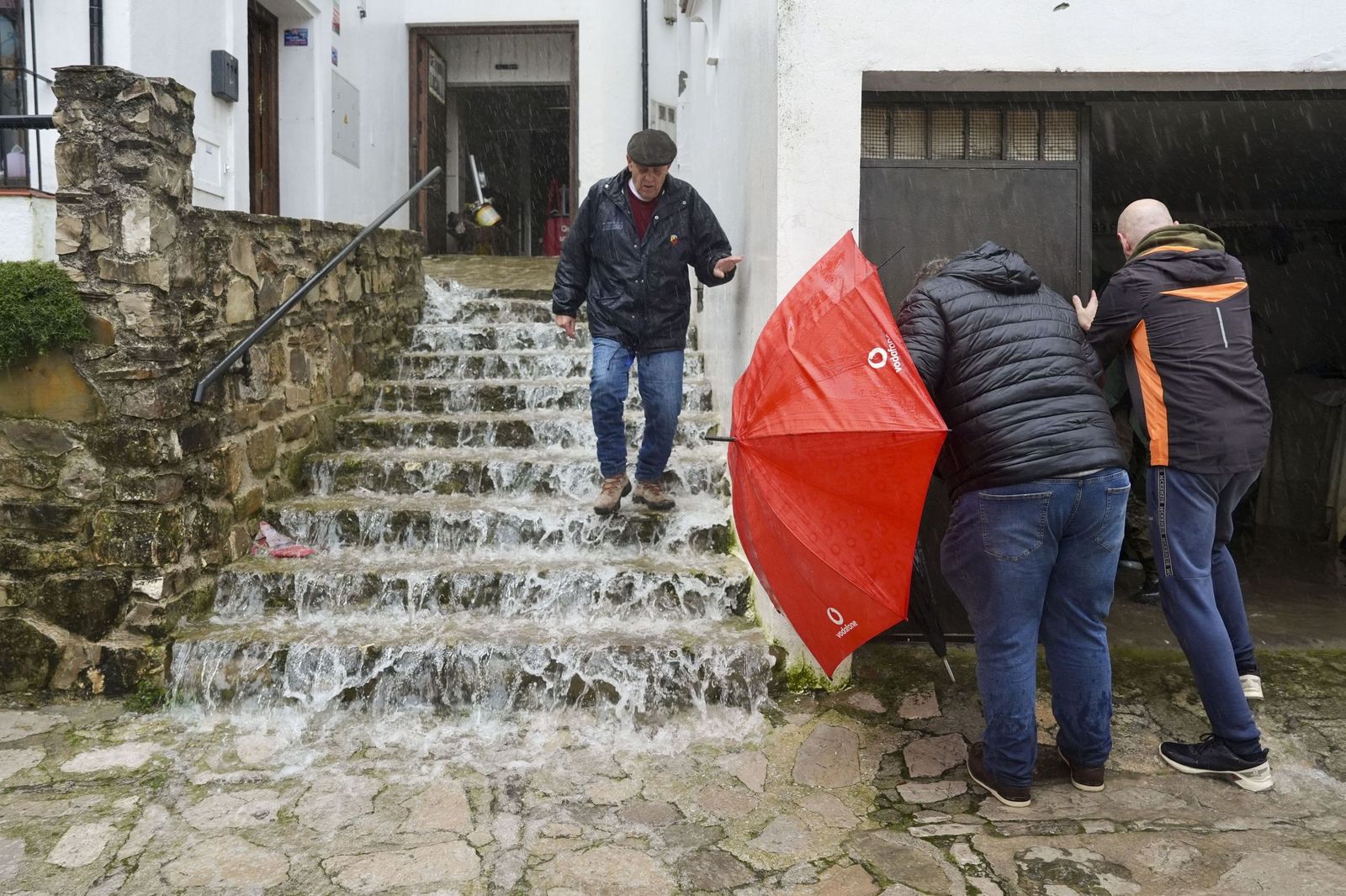 Vecinos de Grazalema, durante las históricas precipitaciones registradas el pasado 4 de febrero.