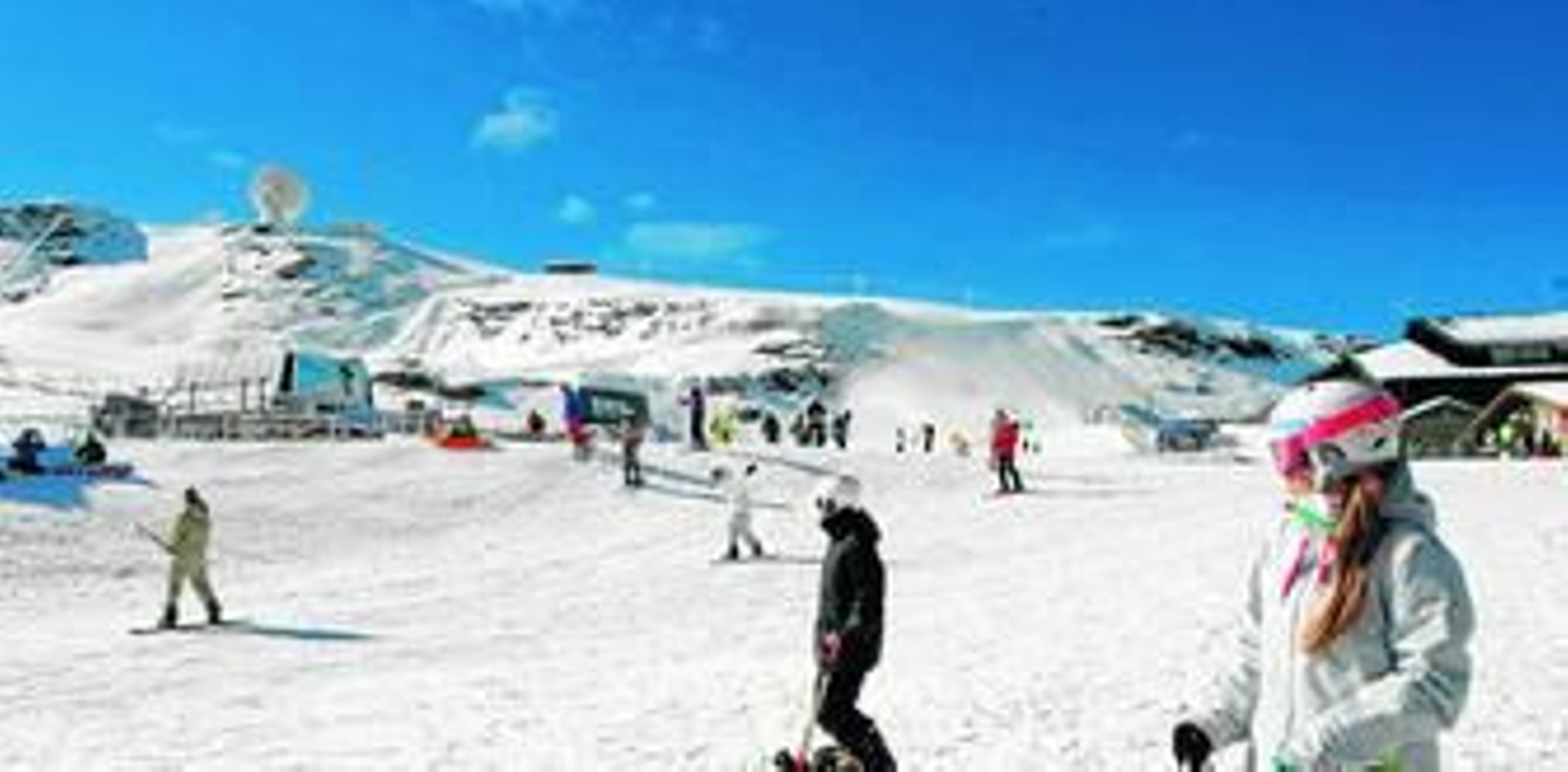 1. La afluencia en el primer día de la temporada fue "tranquila", según fuentes de Cetursa, que confían en que la situación se anime a medida que se acerque el fin de semana. 2. A primera hora de la mañana la Sierra amaneció bajo una gran nube, pero los cielos se despejaron conforme avanzaba la jornada. / Fotos: Granada Hoy