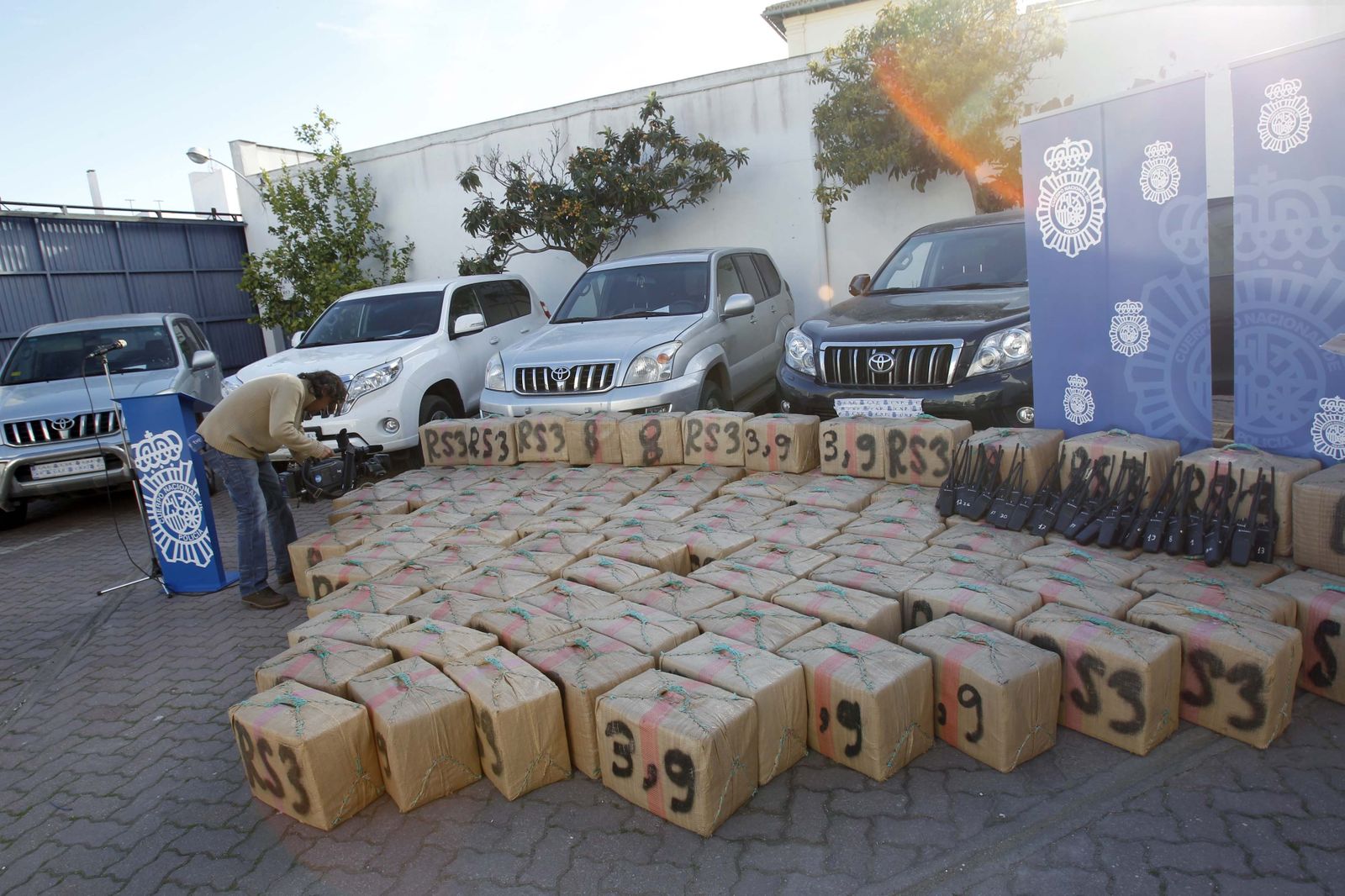 Una muestra de droga y todoterrenos intervenidos en una operación anterior contra el tráfico de drogas en La Línea.