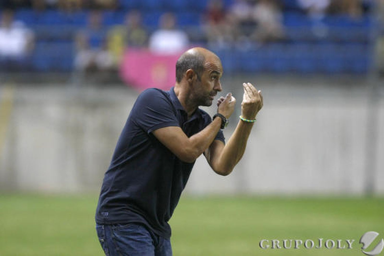 Monteagudo da instrucciones a los suyos. 

Foto: Jose Braza