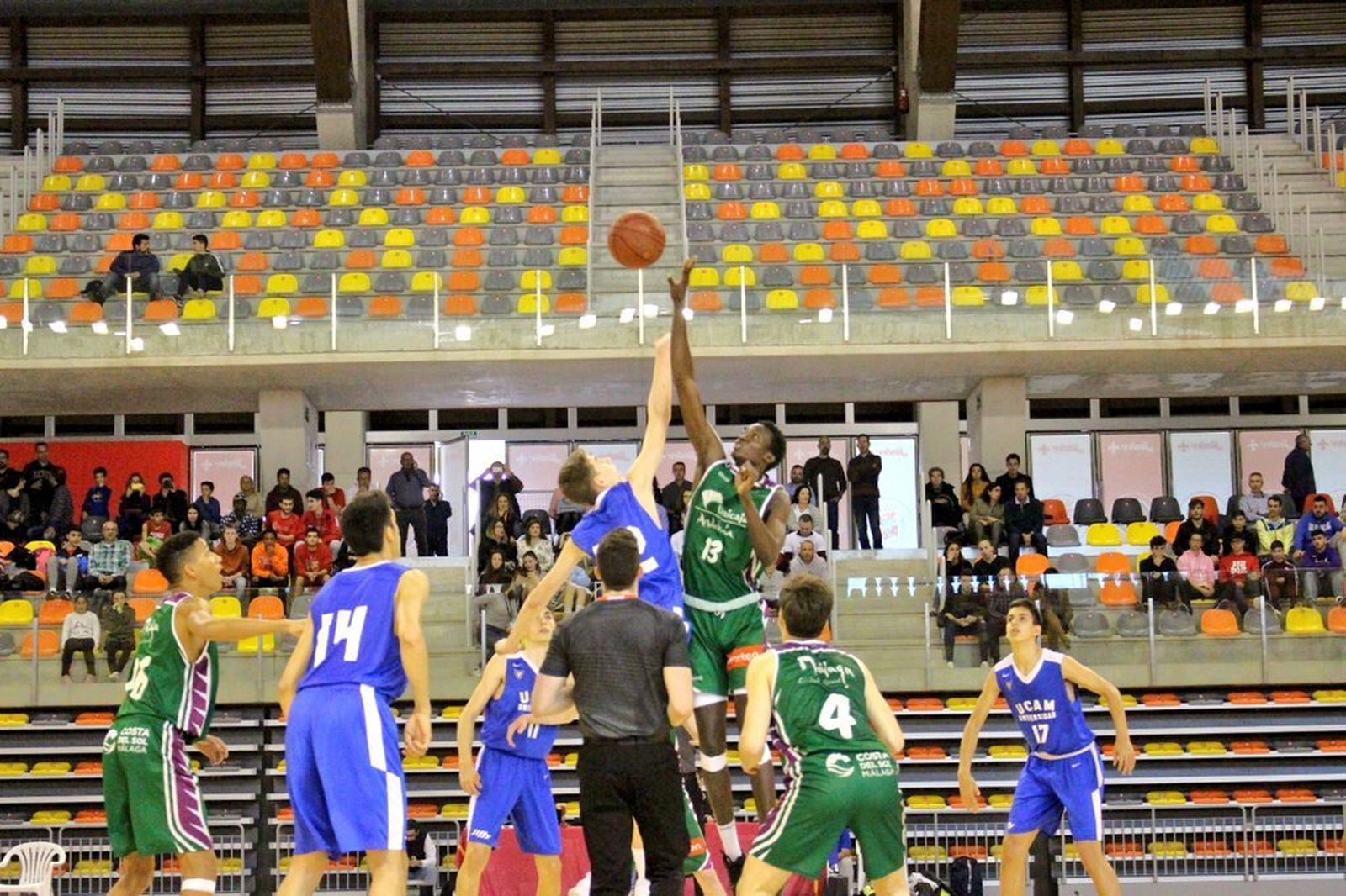 Pierre Sené pelea por el salto inicial en el UCAM Murcia-Unicaja.