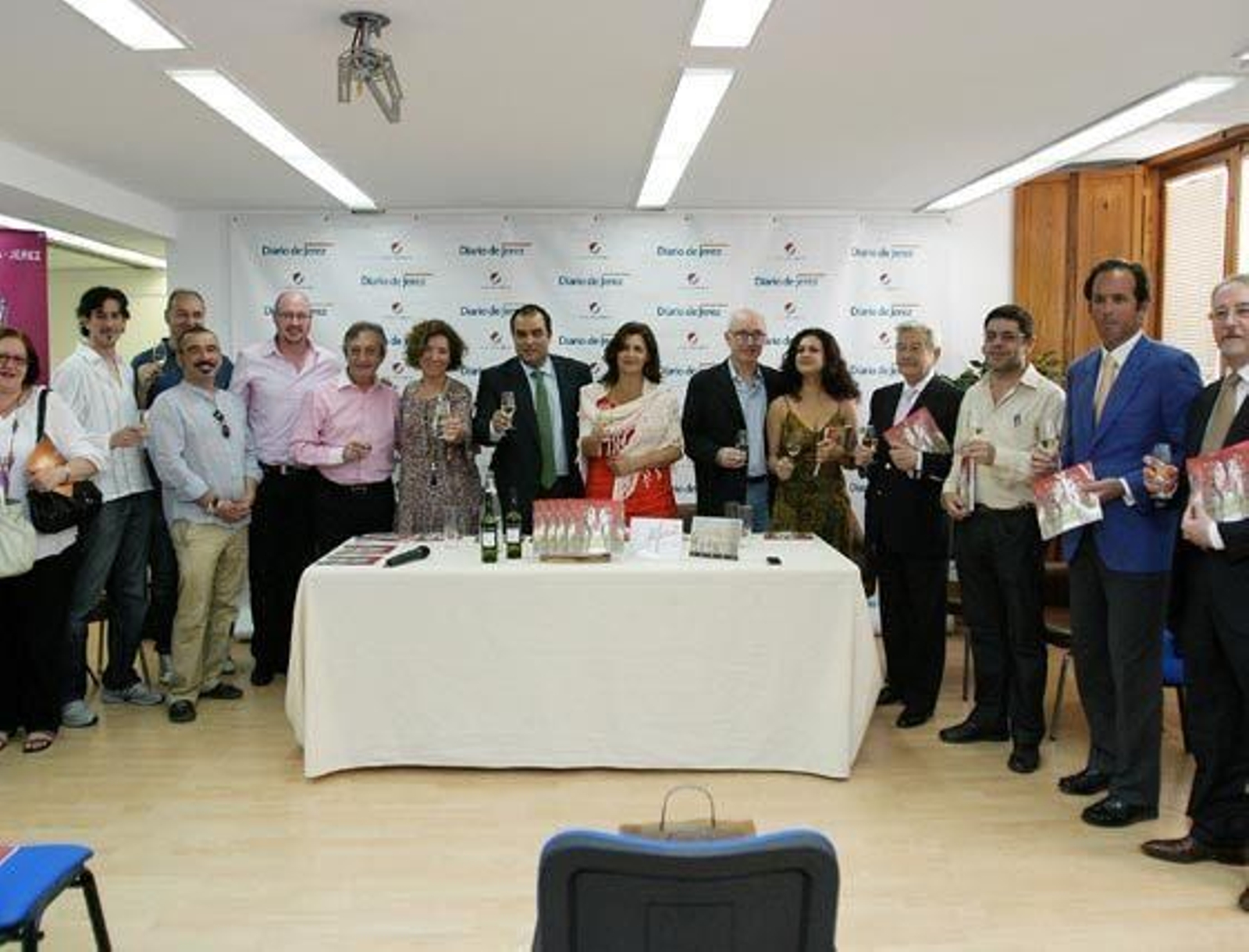 Elenco, organizadores y patrocinadores en la presentación del libreto, en el espacio cultural ‘ArteaDiario' de Diario de Jerez  Foto: Vanesa Lobo