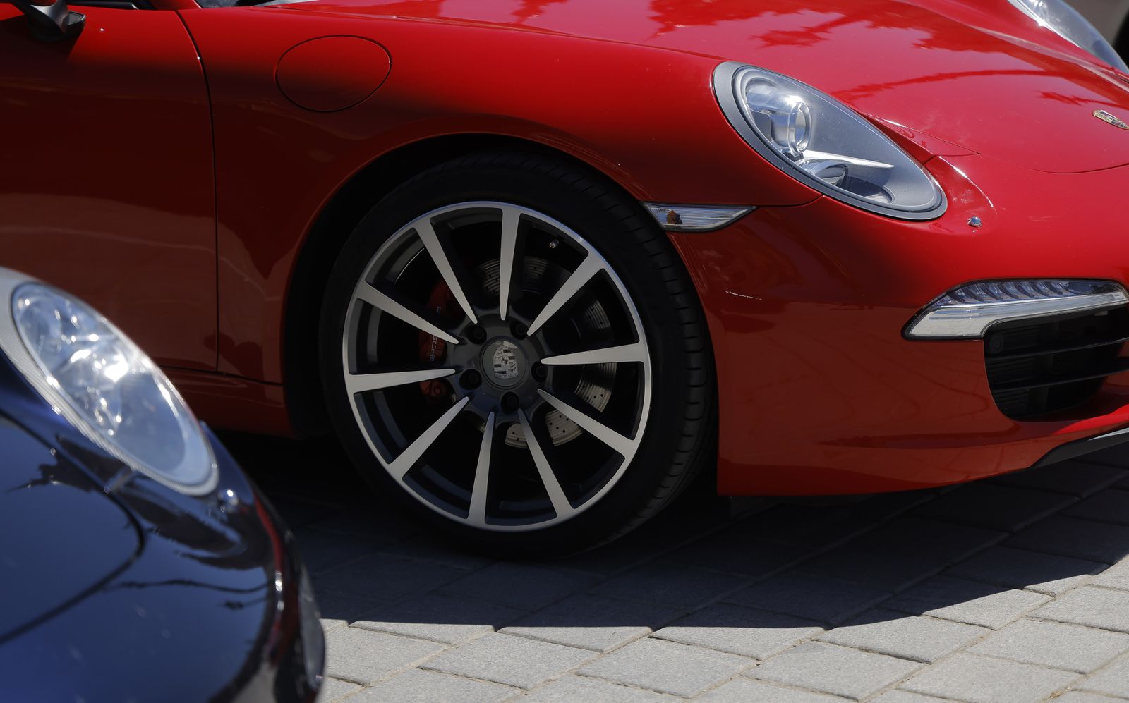 Las imágenes del 60º aniversario  del Porche 911 en la Plaza de España de Sevilla