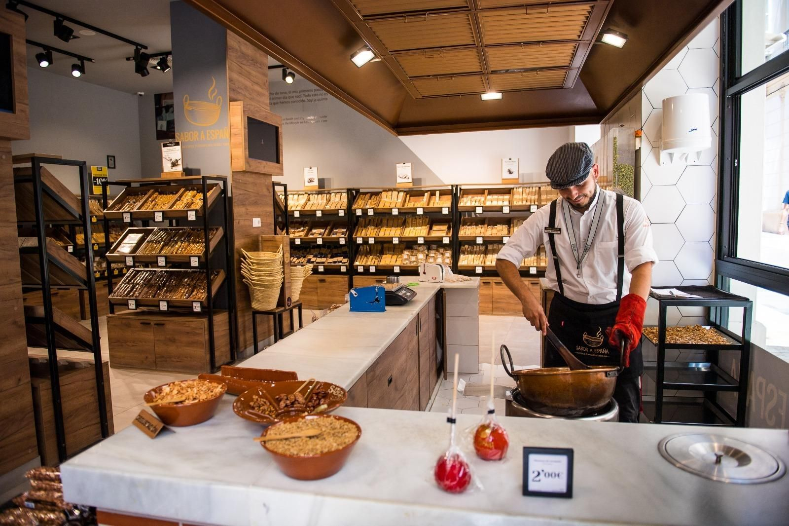 Imágenes de la puesta en marcha del Plan de Ahorro Energético en Málaga