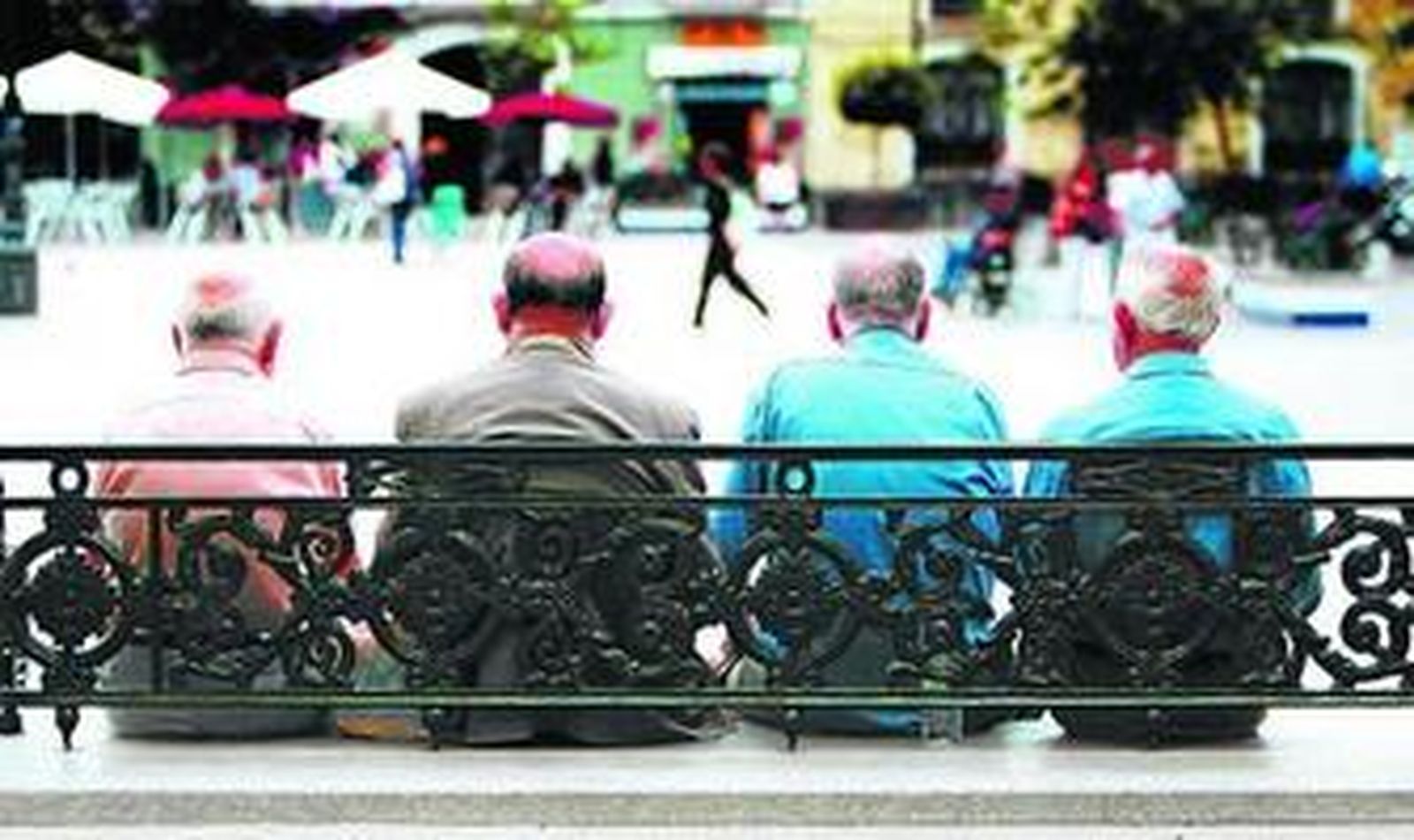 Un grupo de ancianos en un banco.