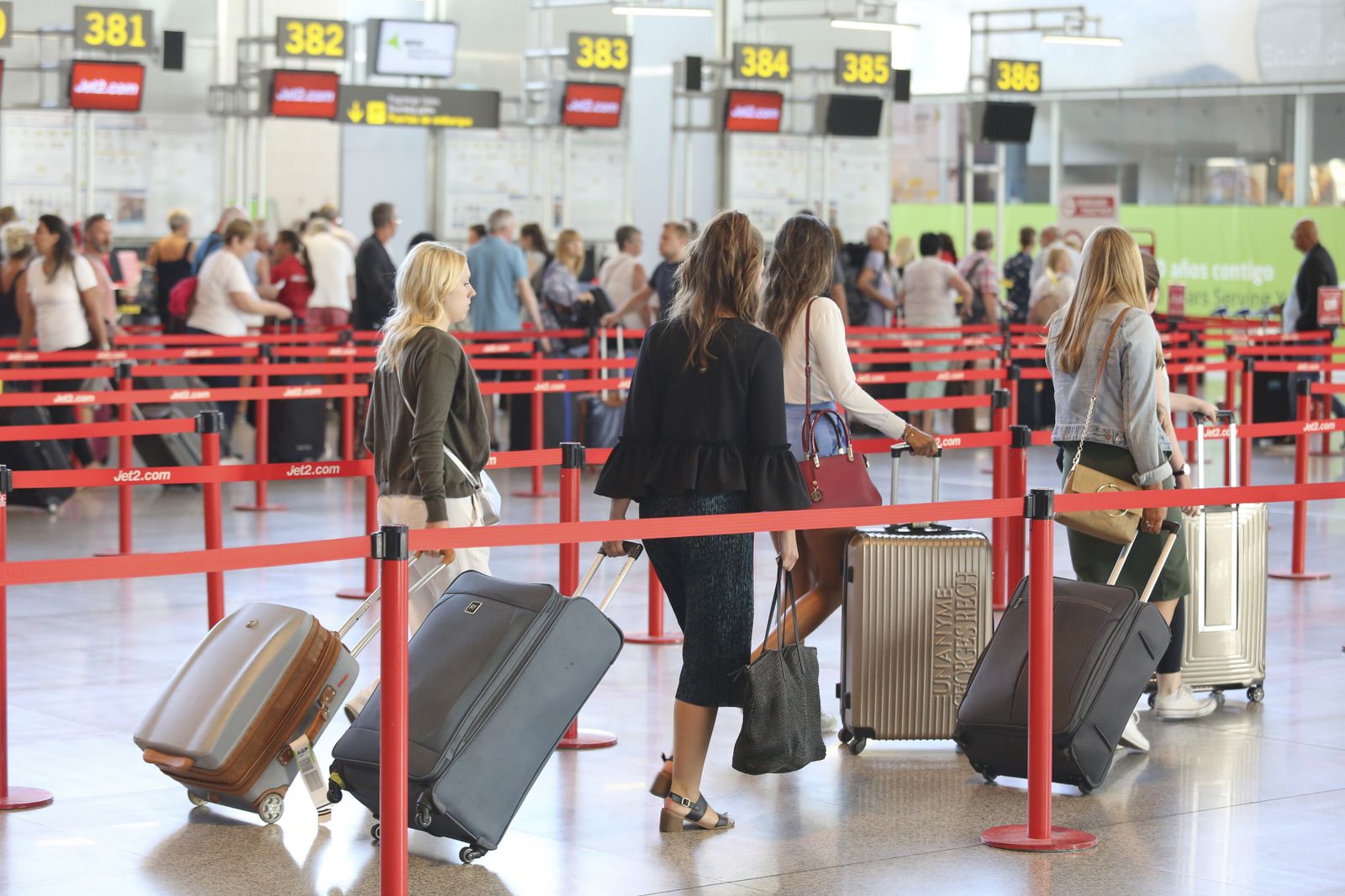 Unas turistas en el Aeropuerto Málaga- Costa del Sol.