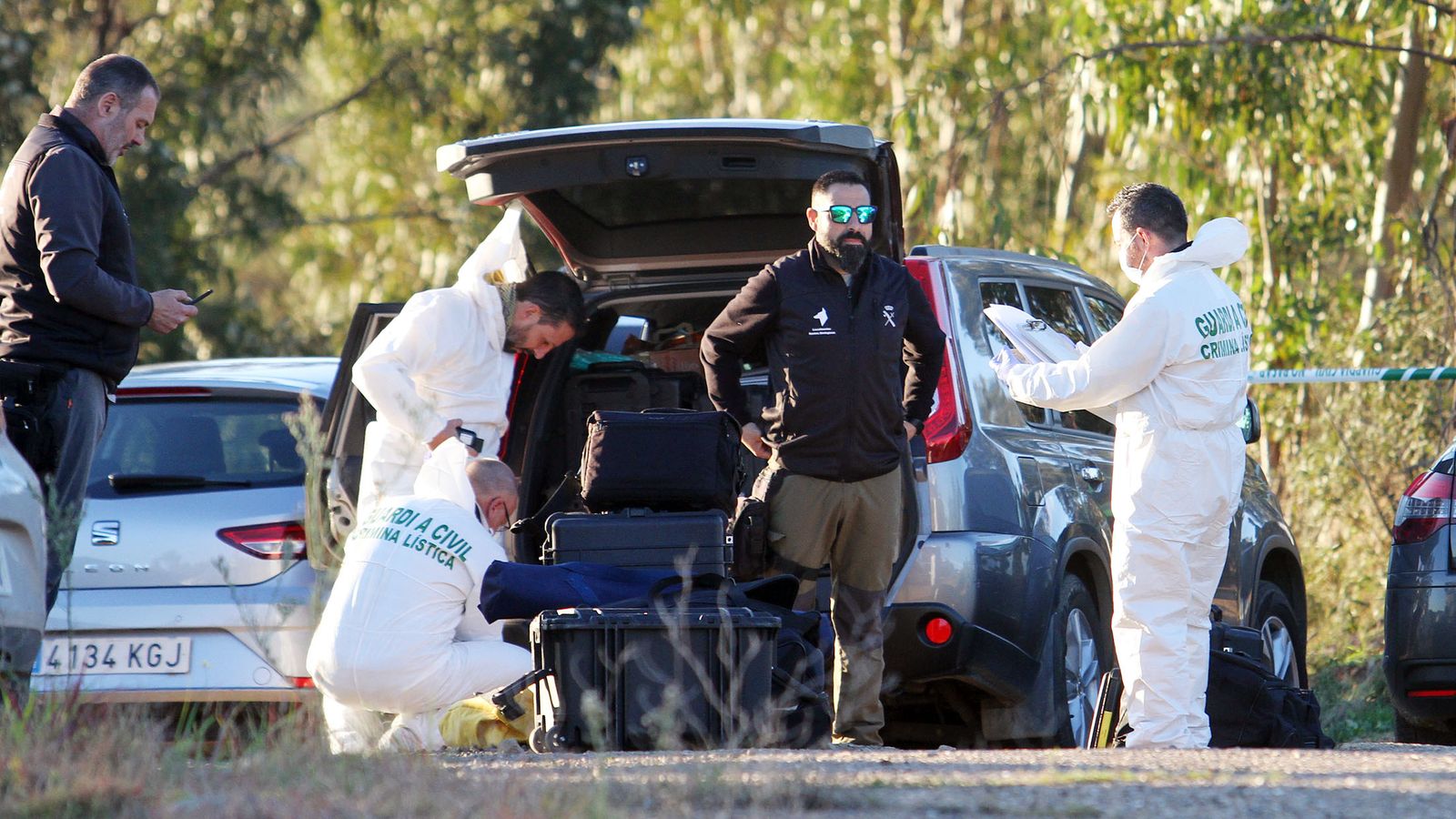 Agentes de la Guardia Civil en el lugar donde apareció el cuerpo de la joven.